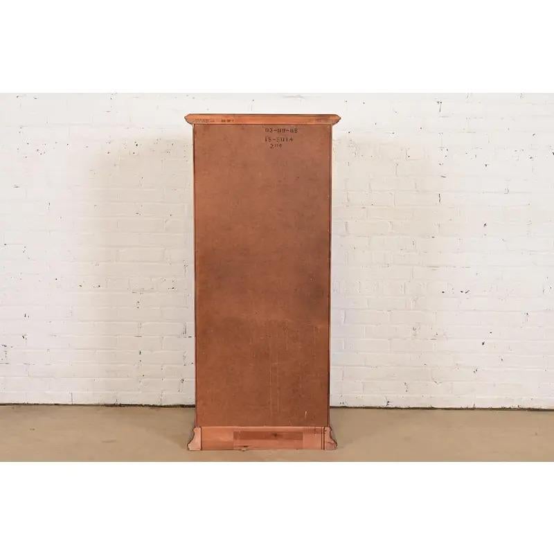 Französisch Louis Philippe Massiv geschnitzt Ahorn Dessous Chest oder Semainier im Angebot 5