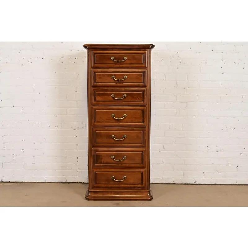 Eine wunderschöne französische Wäschetruhe mit sieben Schubladen im Louis-Philippe-Stil oder Semainier

USA, ca. 1980er Jahre

Massiv geschnitztes Ahornholz, mit originalen Messingbeschlägen.

Maße: 23,75 