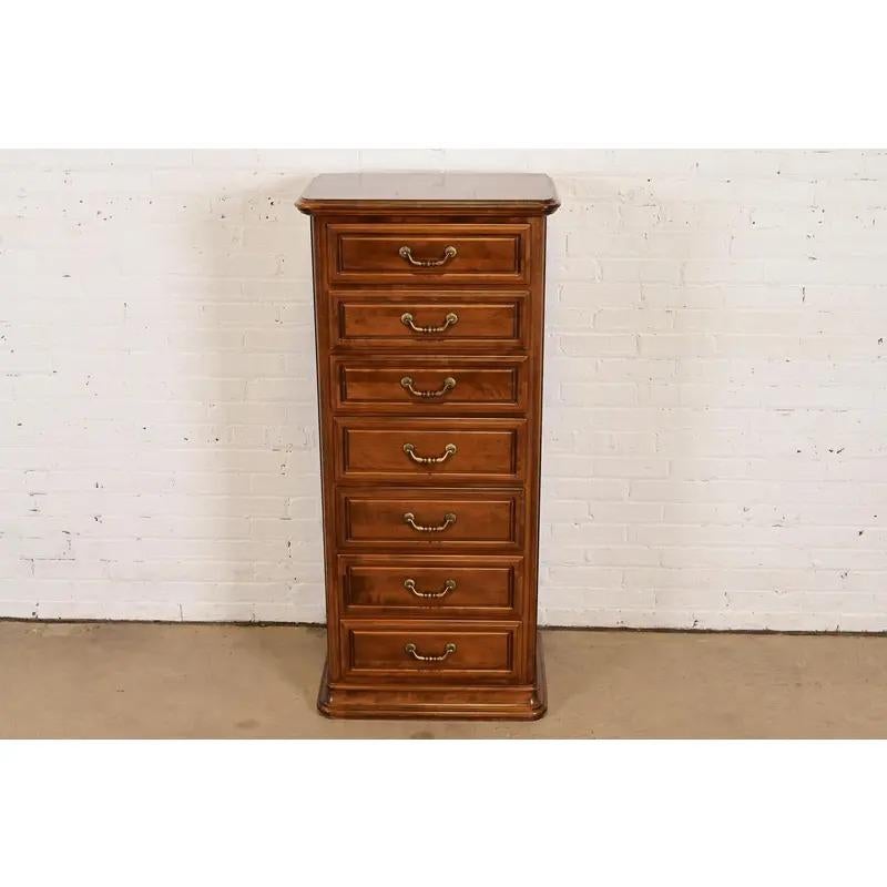 Französisch Louis Philippe Massiv geschnitzt Ahorn Dessous Chest oder Semainier (Rustikal) im Angebot