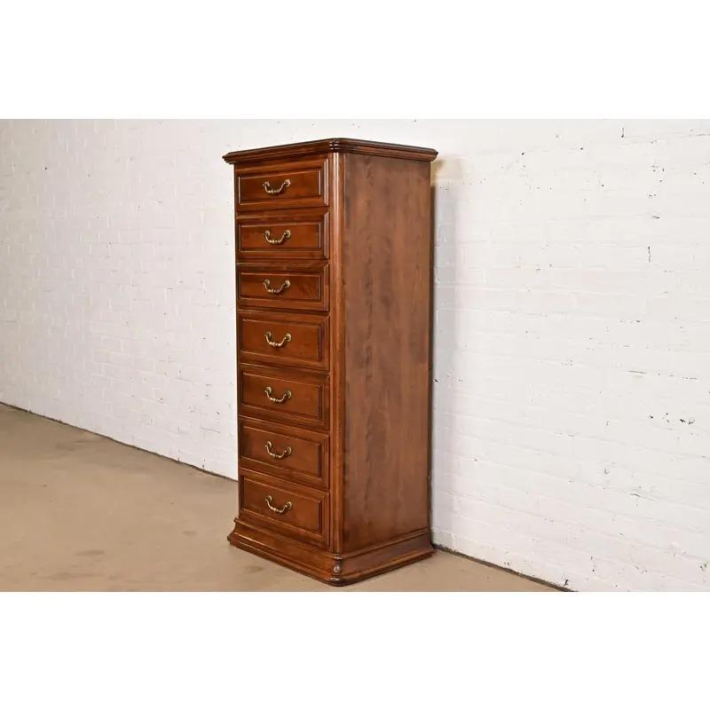 Französisch Louis Philippe Massiv geschnitzt Ahorn Dessous Chest oder Semainier (amerikanisch) im Angebot