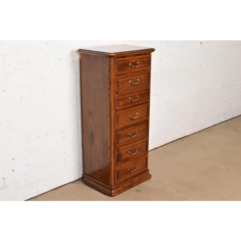 Französisch Louis Philippe Massiv geschnitzt Ahorn Dessous Chest oder Semainier im Zustand „Gut“ im Angebot in South Bend, IN