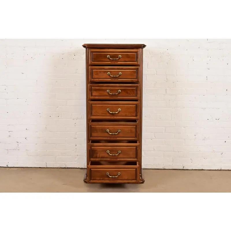 Französisch Louis Philippe Massiv geschnitzt Ahorn Dessous Chest oder Semainier (Ende des 20. Jahrhunderts) im Angebot