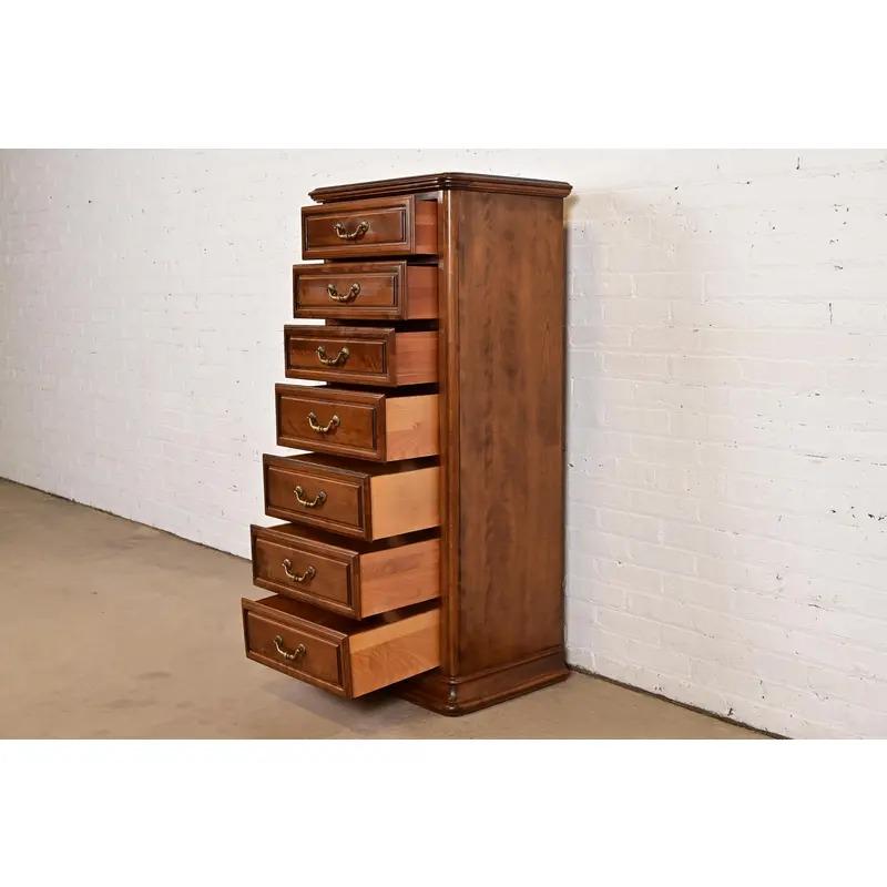 Französisch Louis Philippe Massiv geschnitzt Ahorn Dessous Chest oder Semainier (Messing) im Angebot