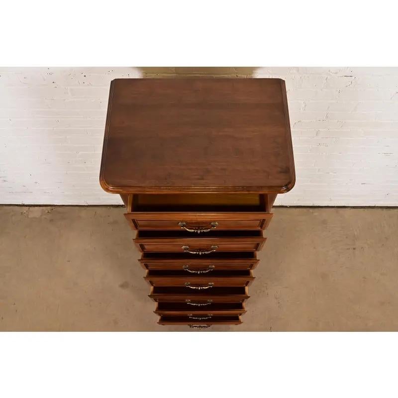 Französisch Louis Philippe Massiv geschnitzt Ahorn Dessous Chest oder Semainier im Angebot 1