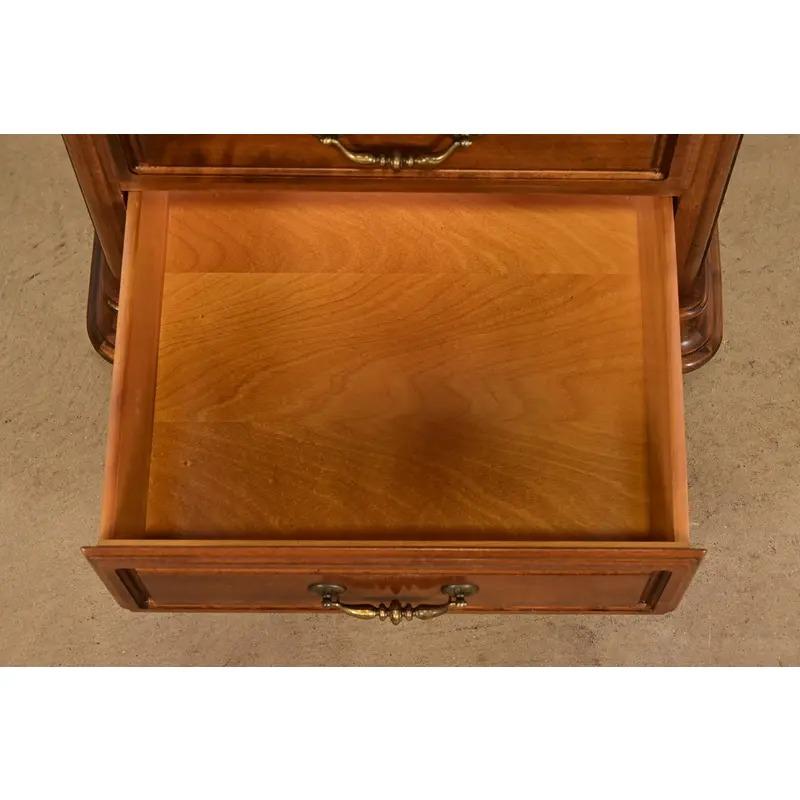 Französisch Louis Philippe Massiv geschnitzt Ahorn Dessous Chest oder Semainier im Angebot 2