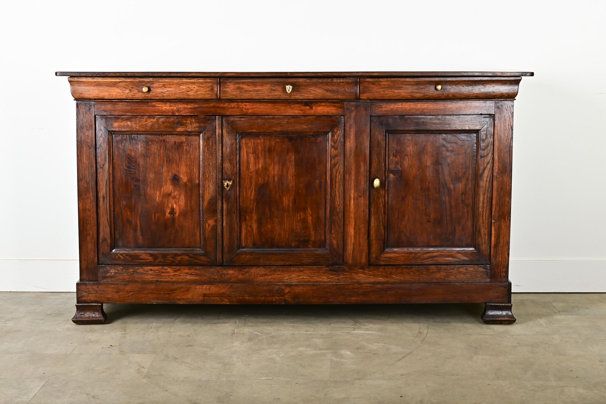 Cette grande enfilade en chêne massif mesure près de six pieds de long et un peu plus de trois pieds de haut. De style Louis Philippe, avec des tons de bois riches et de beaux motifs de grain, cette armoire donnera de l'allure à n'importe quelle