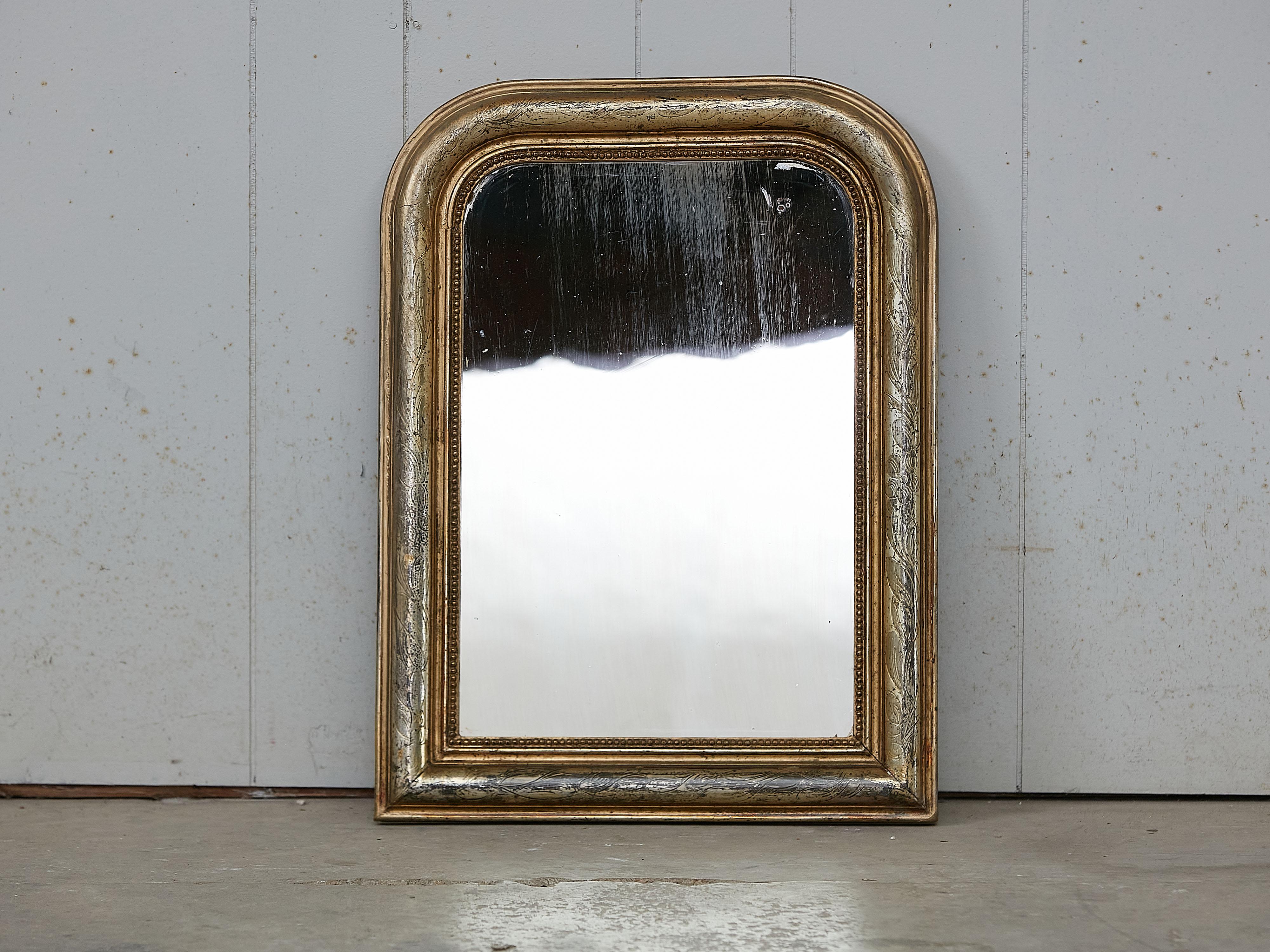 A French Louis-Philippe style gilt mirror from the early 20th century, with etched foliage motifs. Created in France during the early years of the 20th century, this wall mirror showcases the typical lines of the Louis-Philippe period. Adorned with