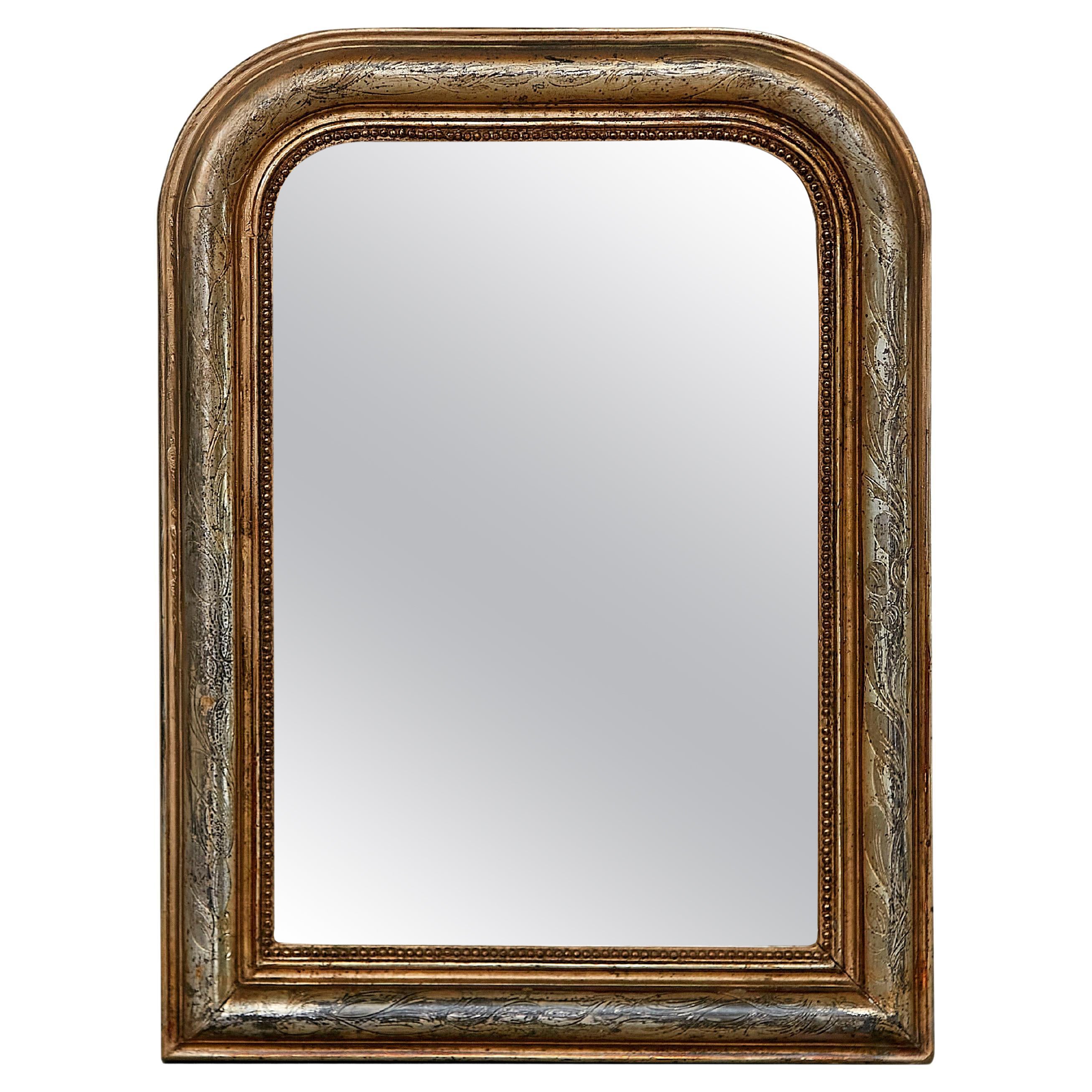 Specchio da parete dorato in stile Louis Philippe del 1900 con motivi di fogliame inciso