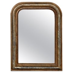 Espejo de pared dorado estilo Louis Philippe francés de 1900 con motivos de follaje grabados