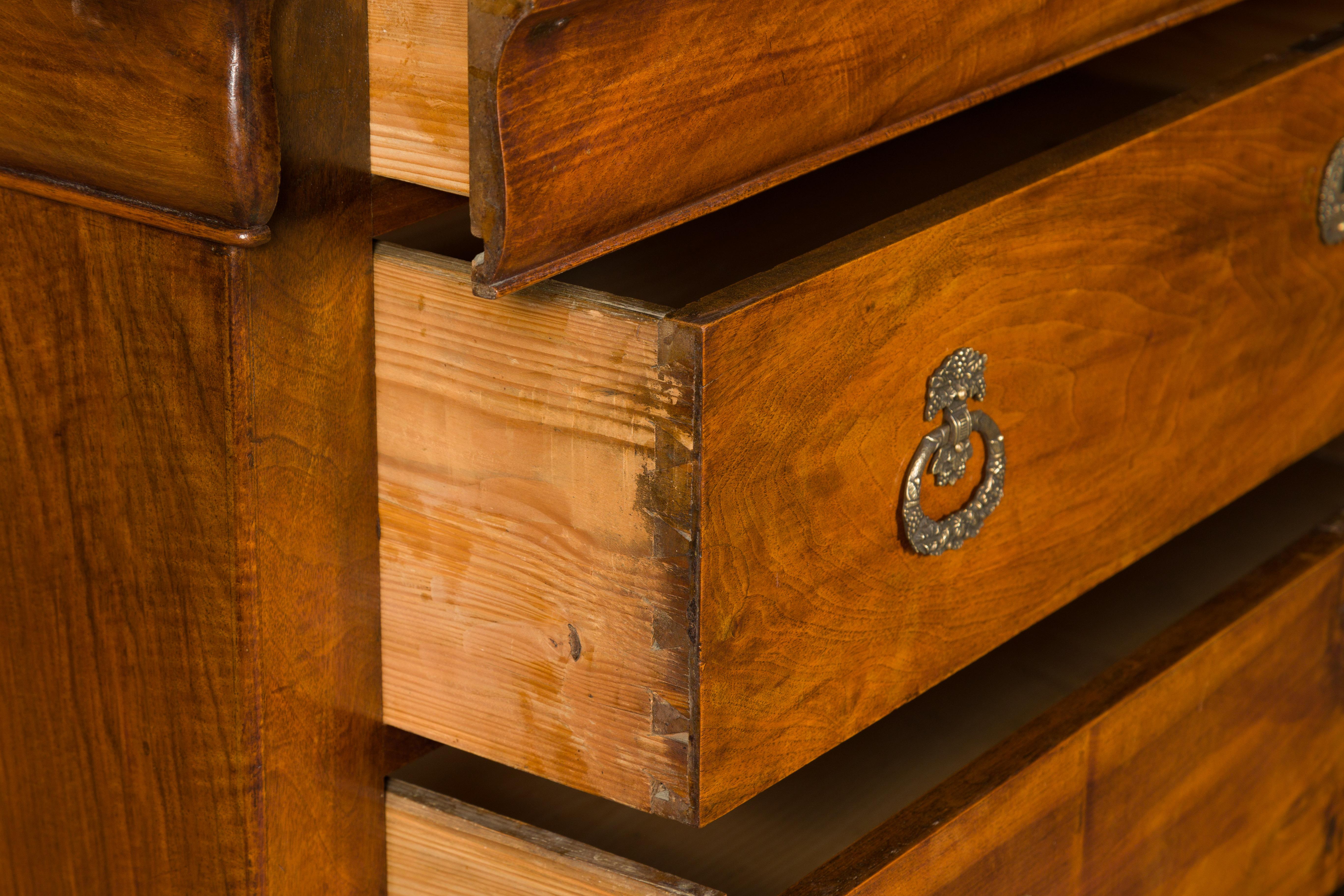 Commode in legno del XIX secolo in stile Louis Philippe con quattro cassetti in vendita 7