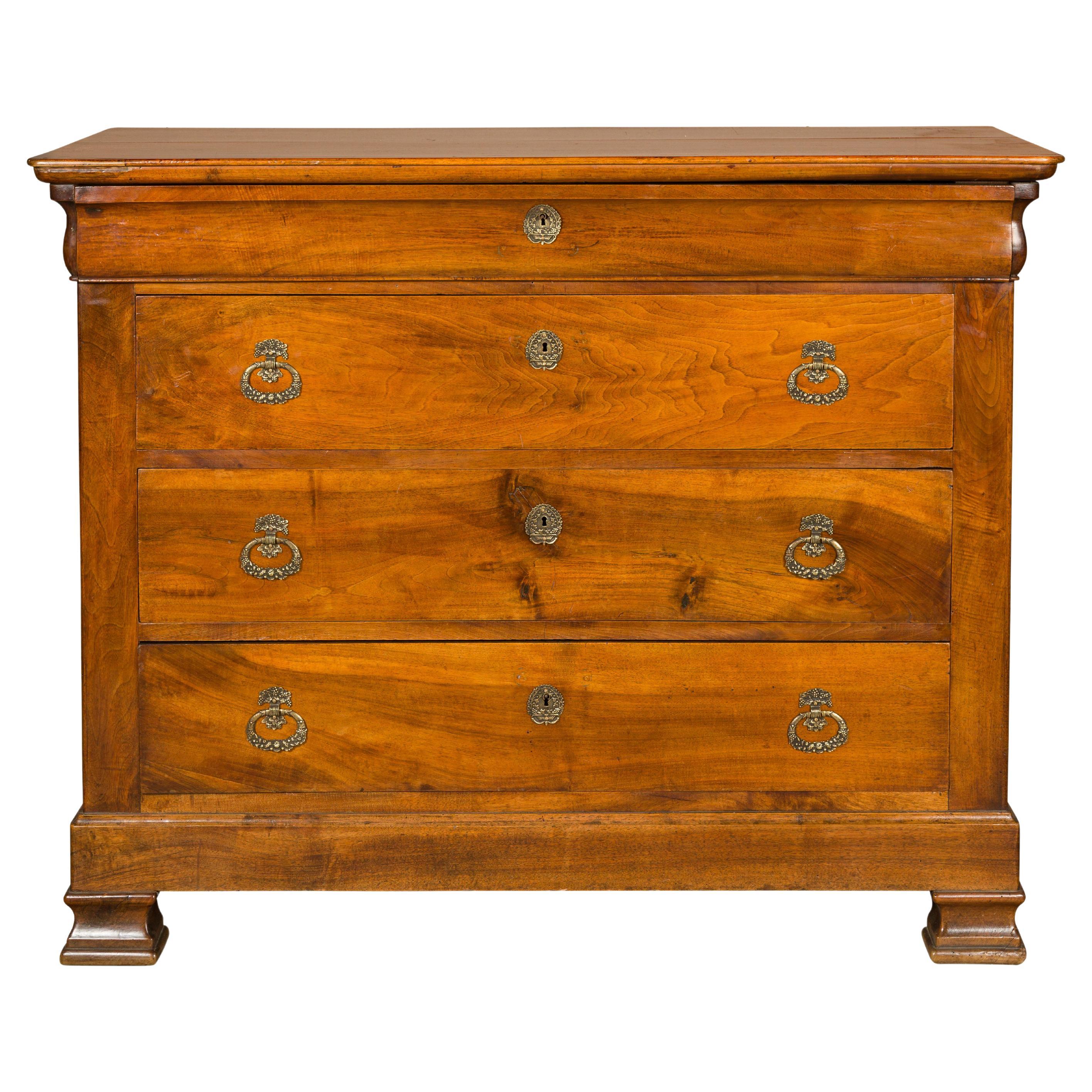Commode in legno del XIX secolo in stile Louis Philippe con quattro cassetti in vendita