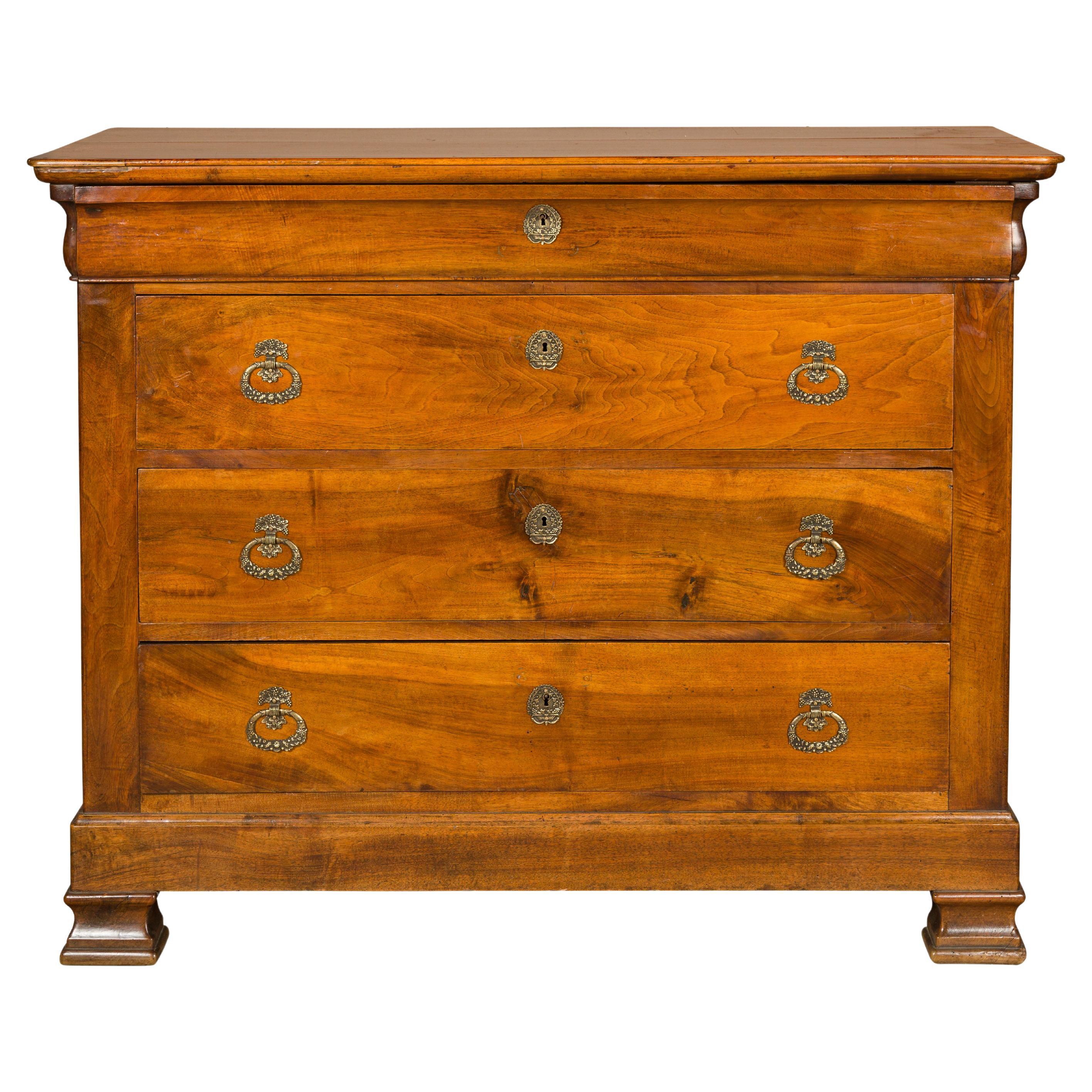 Commode française du 19ème siècle en bois de style Louis Philippe avec quatre tiroirs