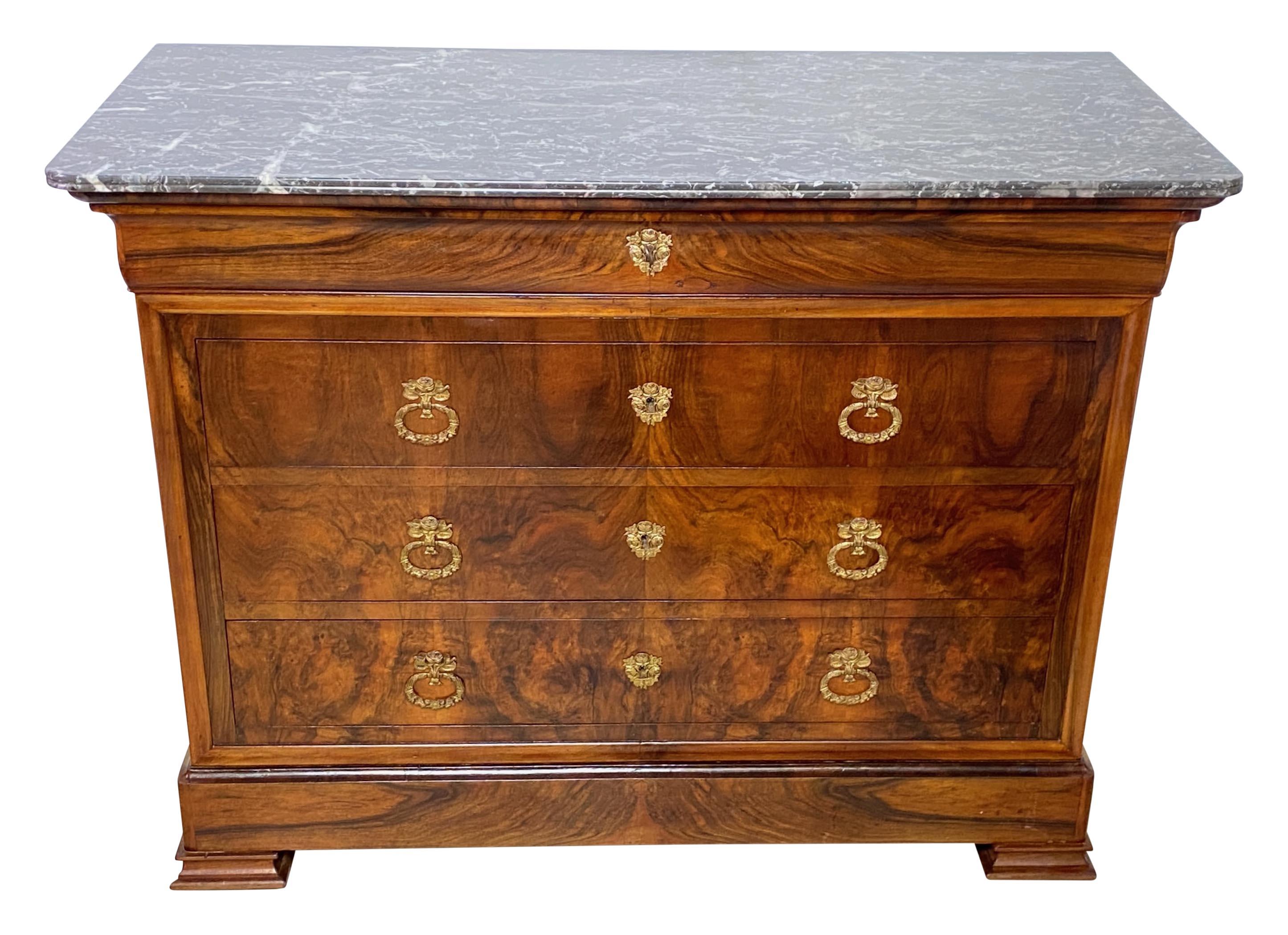 French Louis Philippe Style Burled Walnut Chest of Drawers, Early 19th Century In Good Condition For Sale In San Francisco, CA
