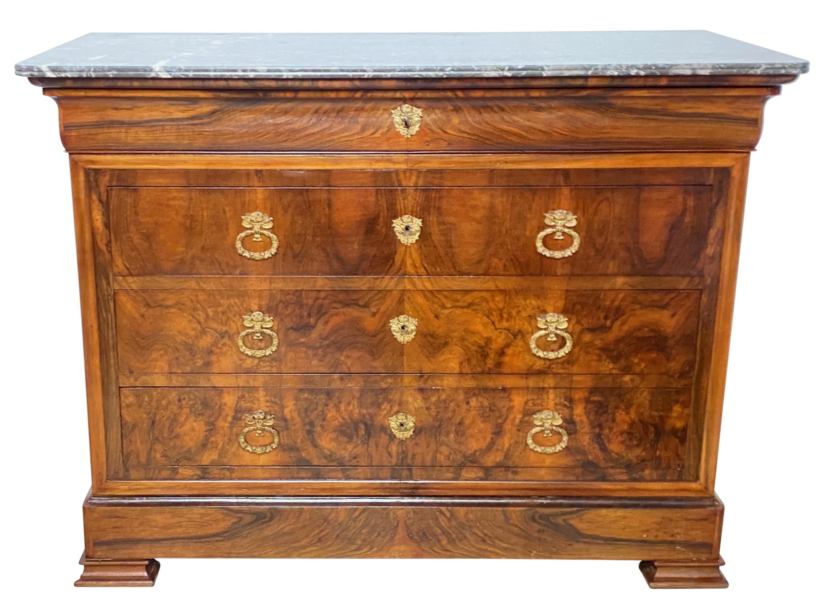 French Louis Philippe Style Burled Walnut Chest of Drawers, Early 19th Century For Sale 1