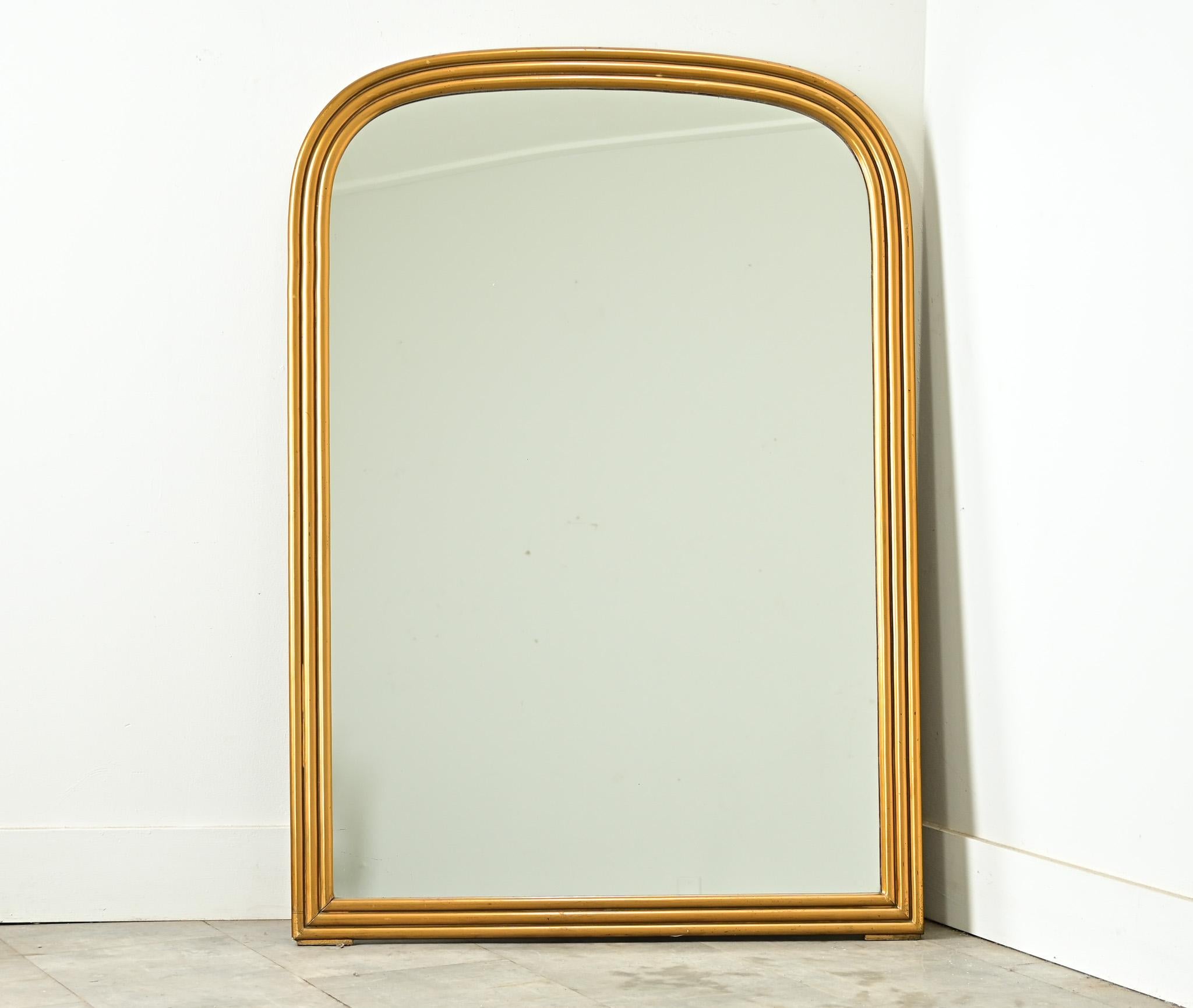 Una classica specchiera francese Louis Philippe dipinta d'oro e con bordi a reticolo, risalente al 1800, dalle proporzioni ideali per adattarsi a diversi ambienti e gusti d'arredamento. La cornice dorata ad arco traccia lo specchio in tre file