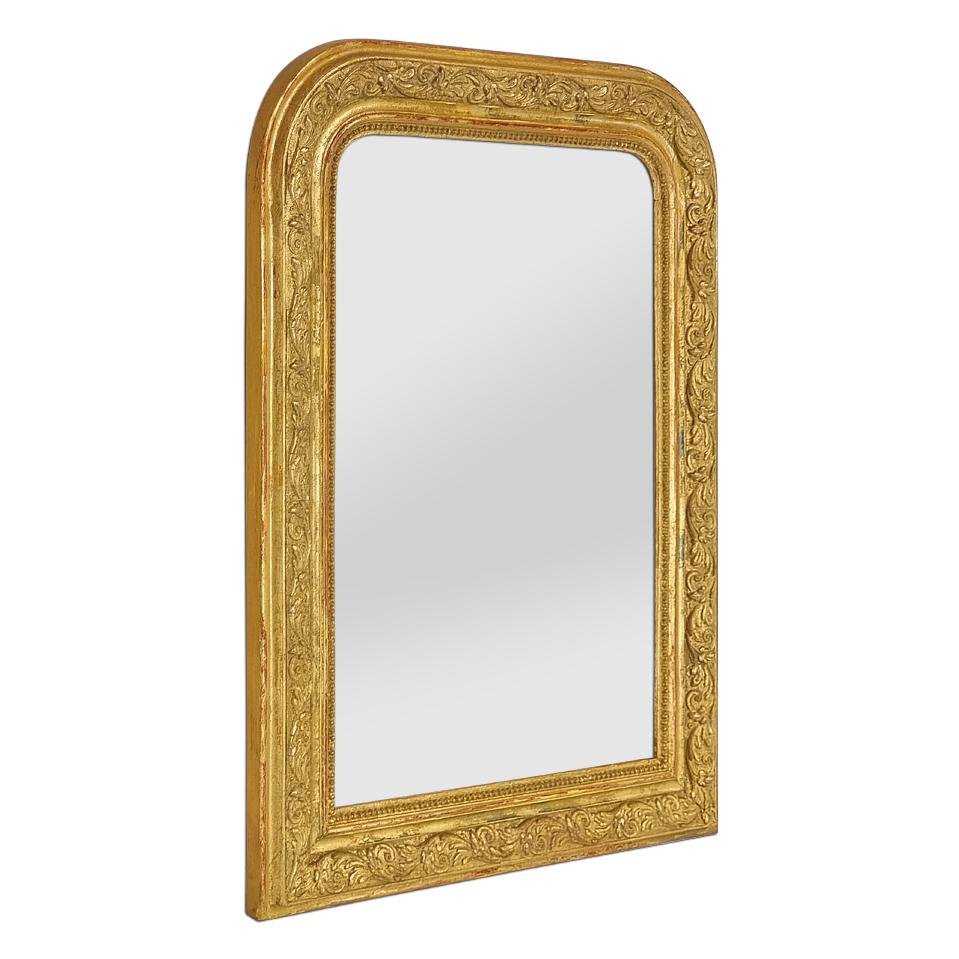 Espejo antiguo francés de madera dorada, estilo Louis Philippe con adornos de hojas y perlas. Volver a dorar la hoja patinada. Espejo moderno de cristal. Anchura del marco antiguo: 8 cm.