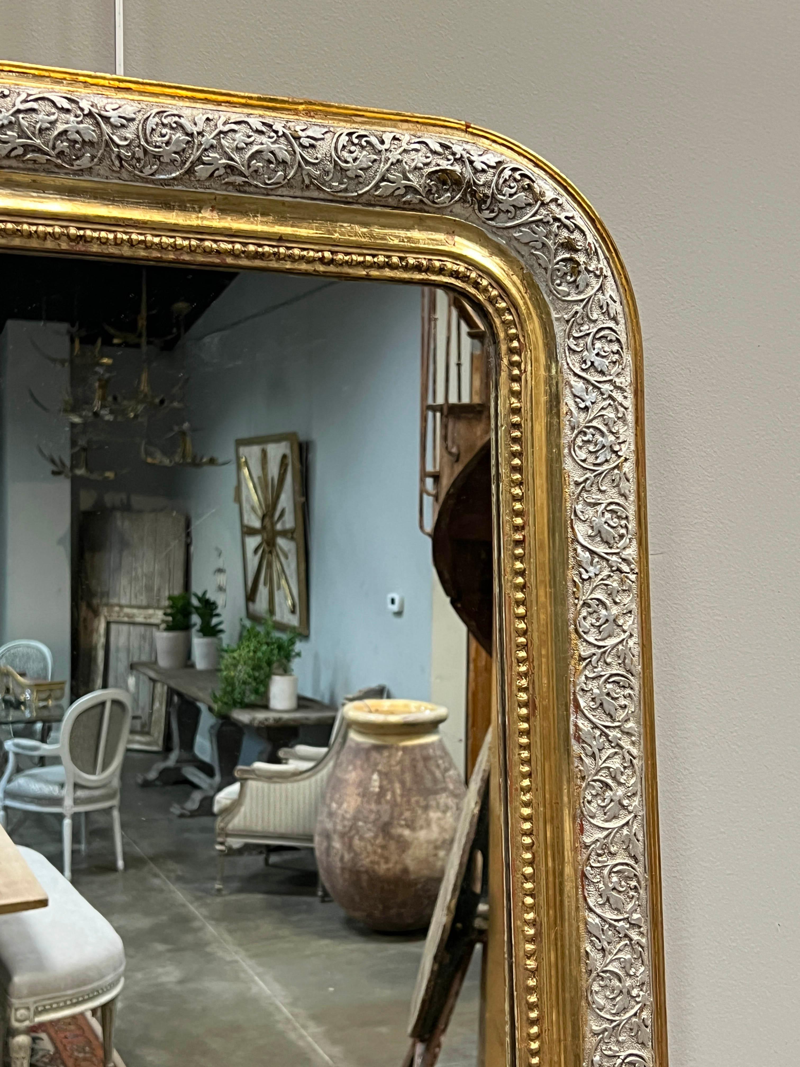 Intagliato Specchio francese in stile Louis Philippe in oro e argento dorato in vendita