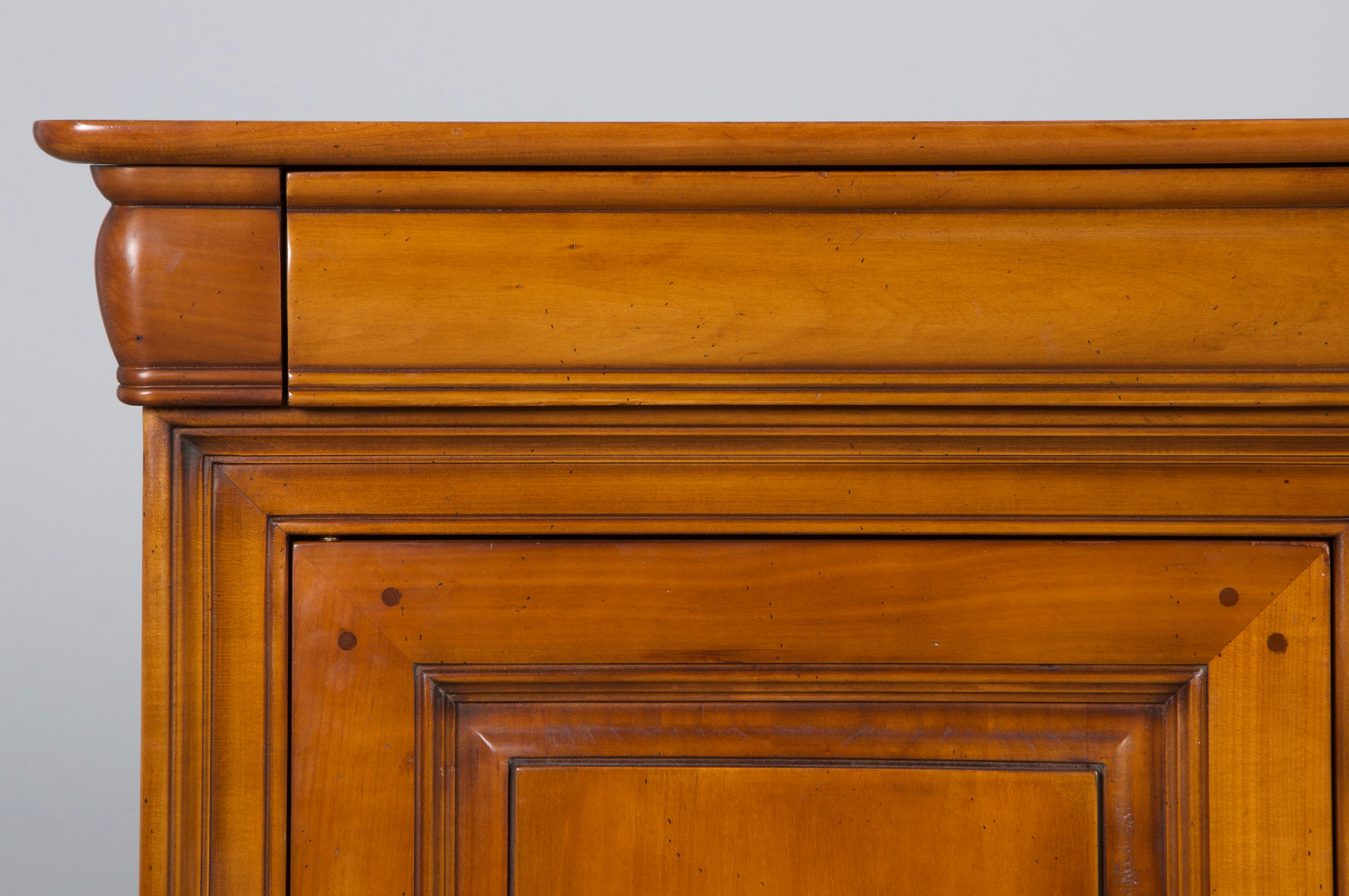 Un'elegante enfilade francese della fine del XX secolo in stile Grand Louis Philippe, proveniente dalla Provenza. Splendidamente realizzata in legno d'acero massiccio, la credenza è stata rivista strutturalmente e delicatamente rifinita per mostrare