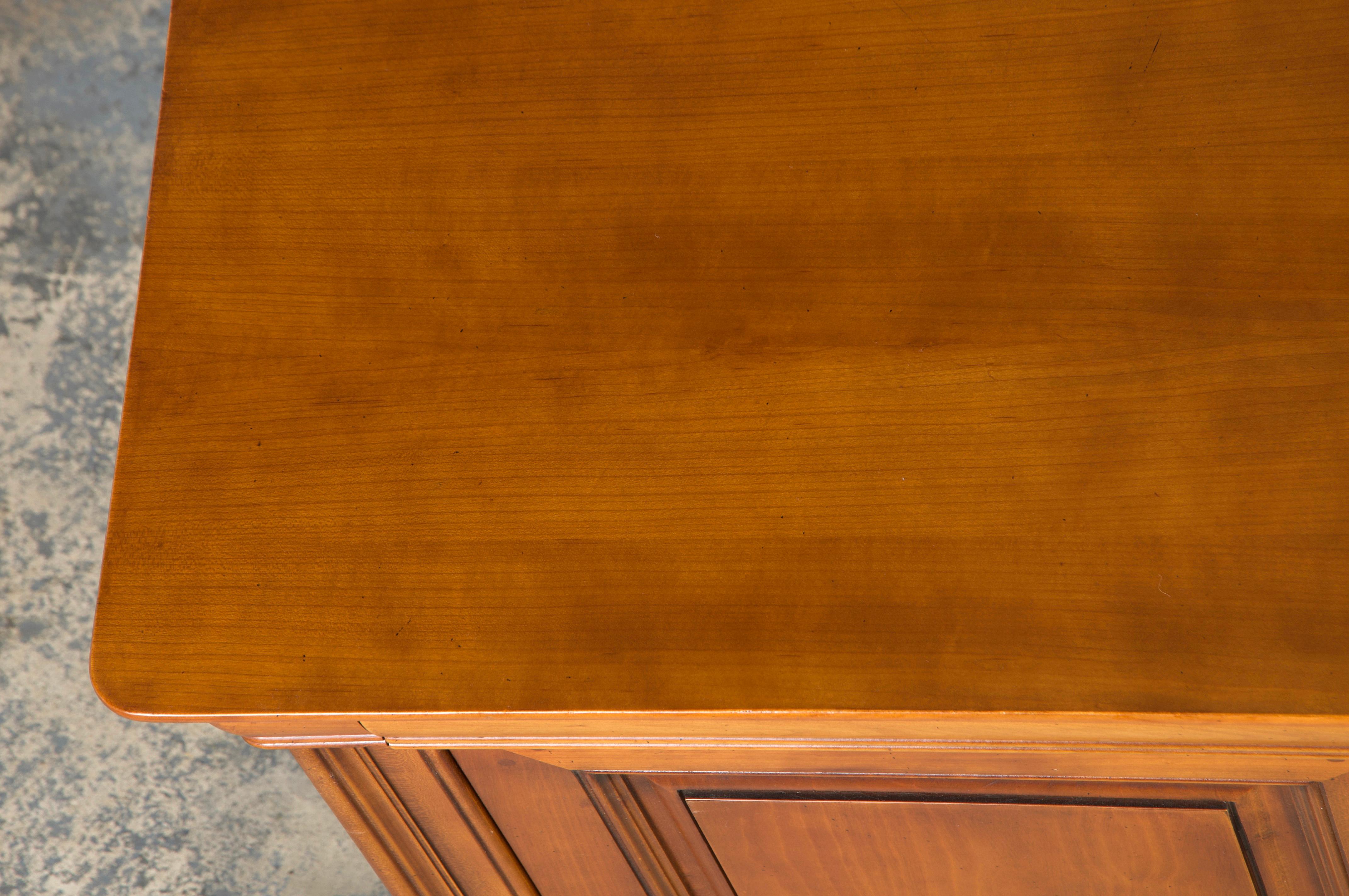 Francese Credenza francese in stile Louis Philippe in legno d'acero in vendita