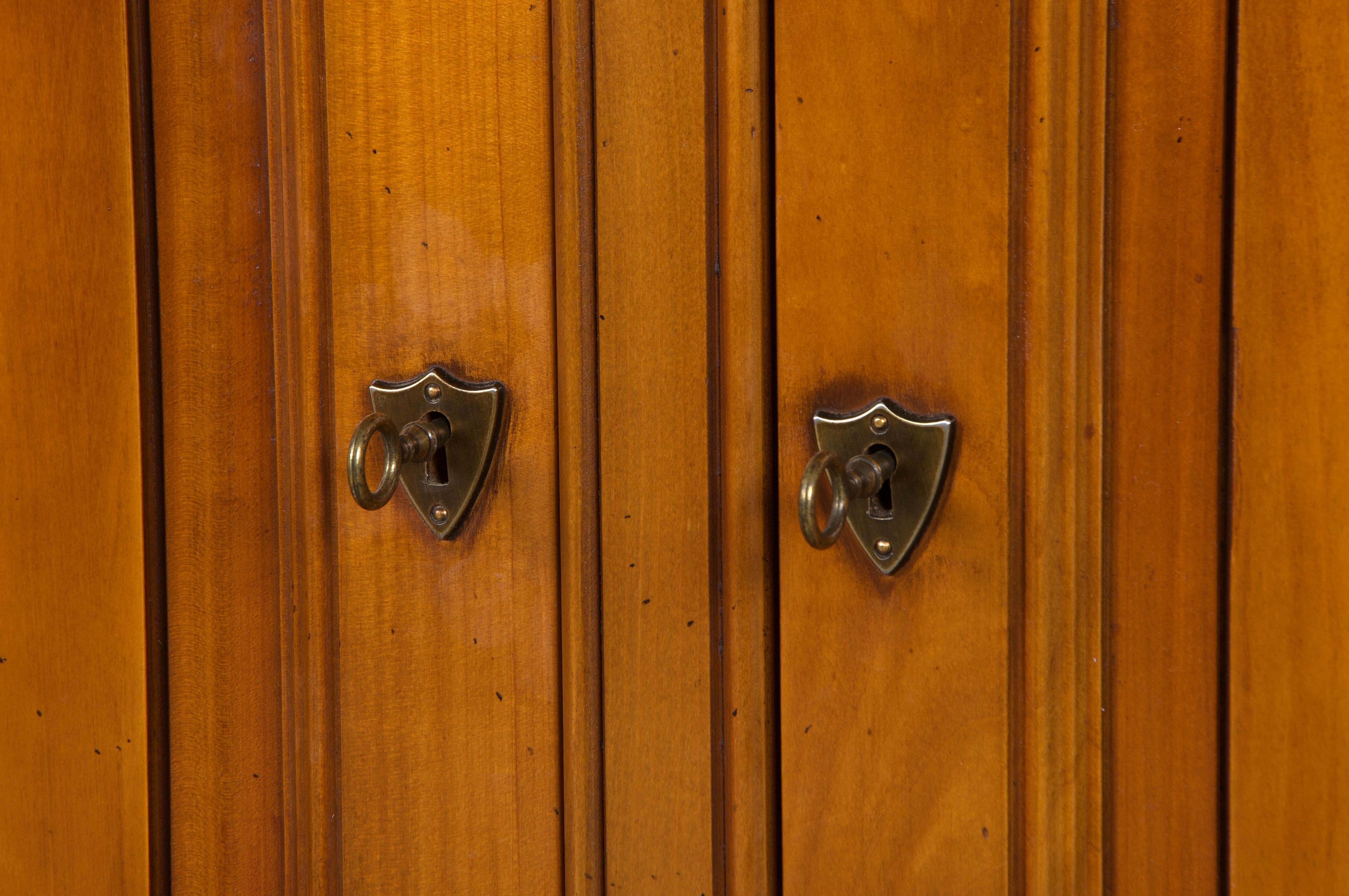 Intagliato a mano Credenza francese in stile Louis Philippe in legno d'acero in vendita
