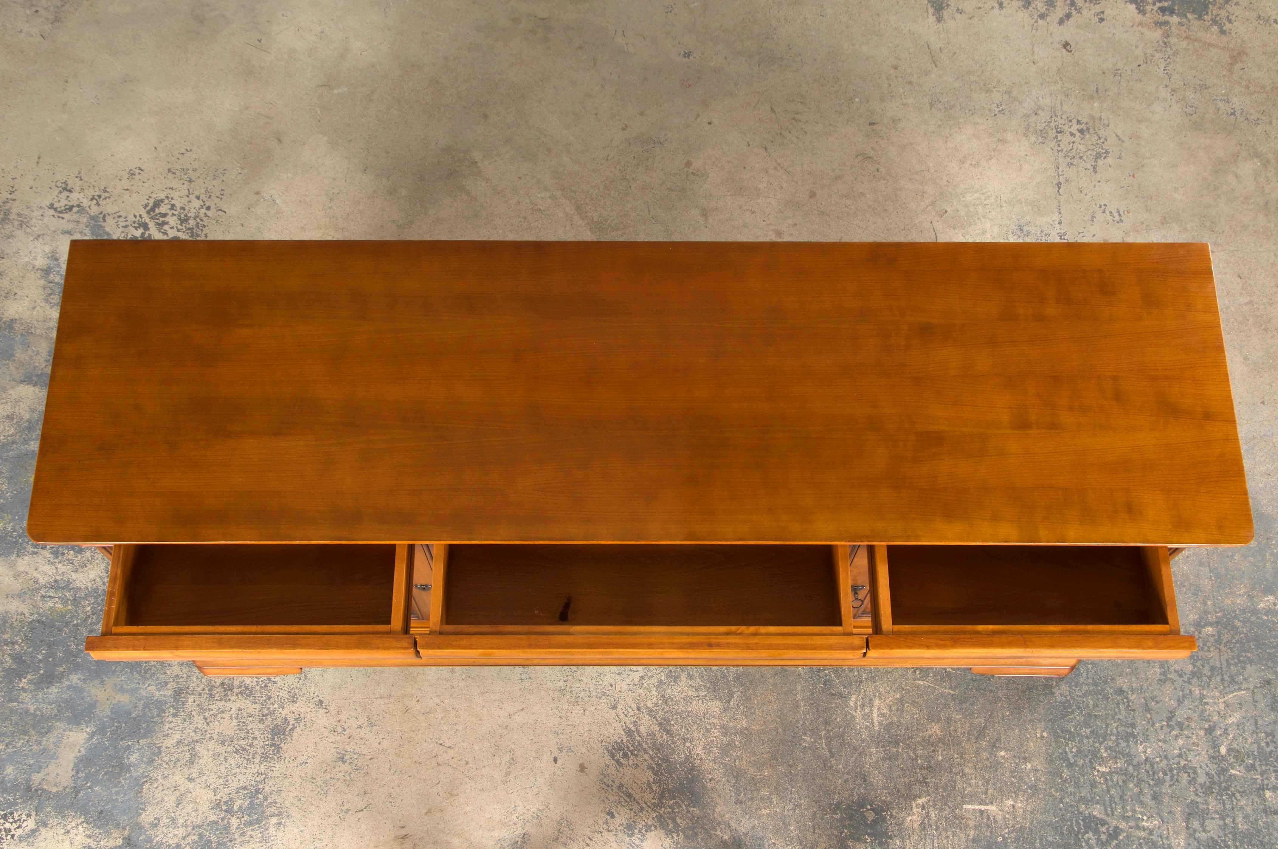 Credenza francese in stile Louis Philippe in legno d'acero In condizioni buone in vendita a Astoria, NY