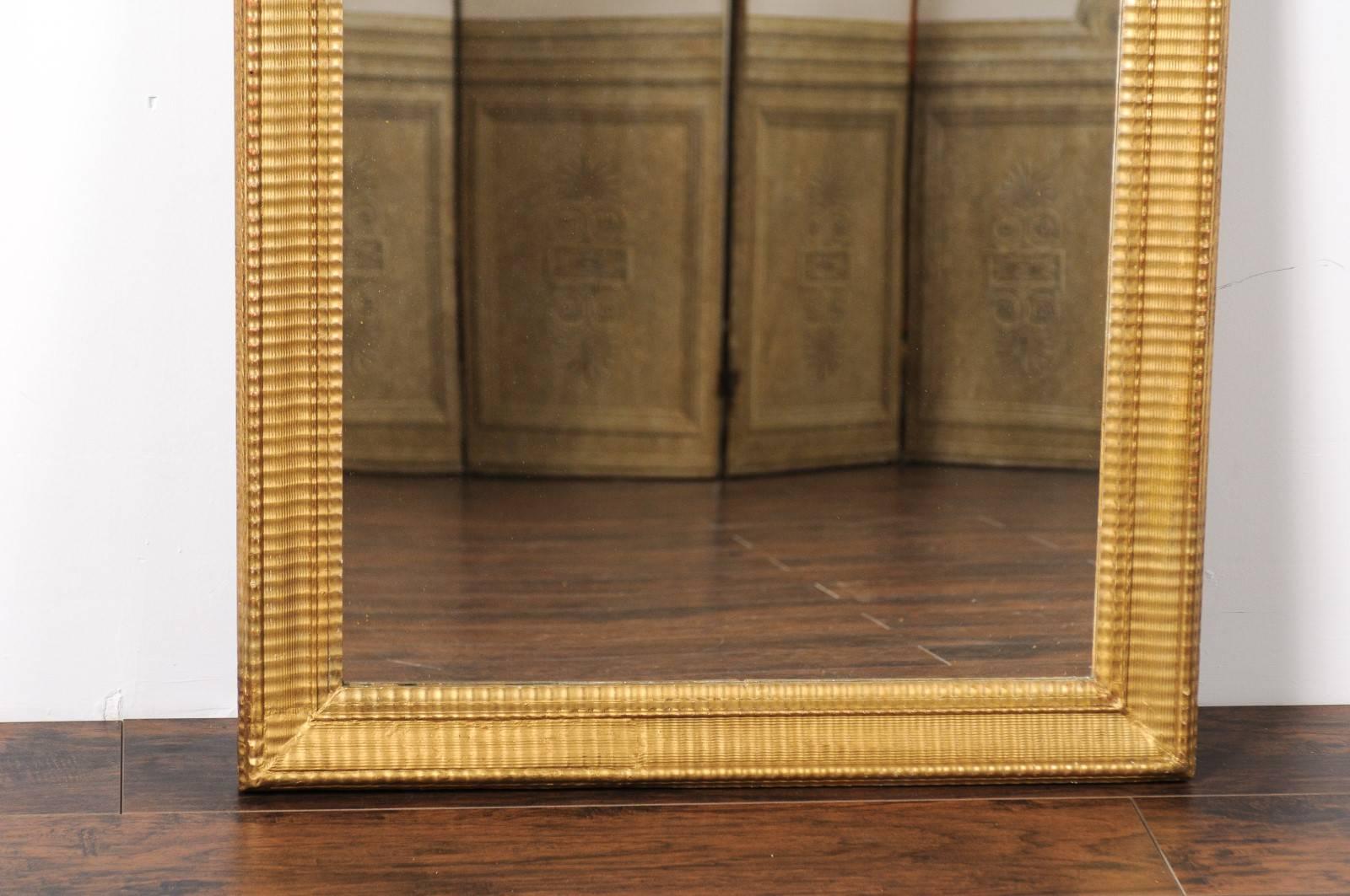 French Louis-Philippe Style Ridged Giltwood Mirror from the Early 20th Century In Good Condition In Atlanta, GA