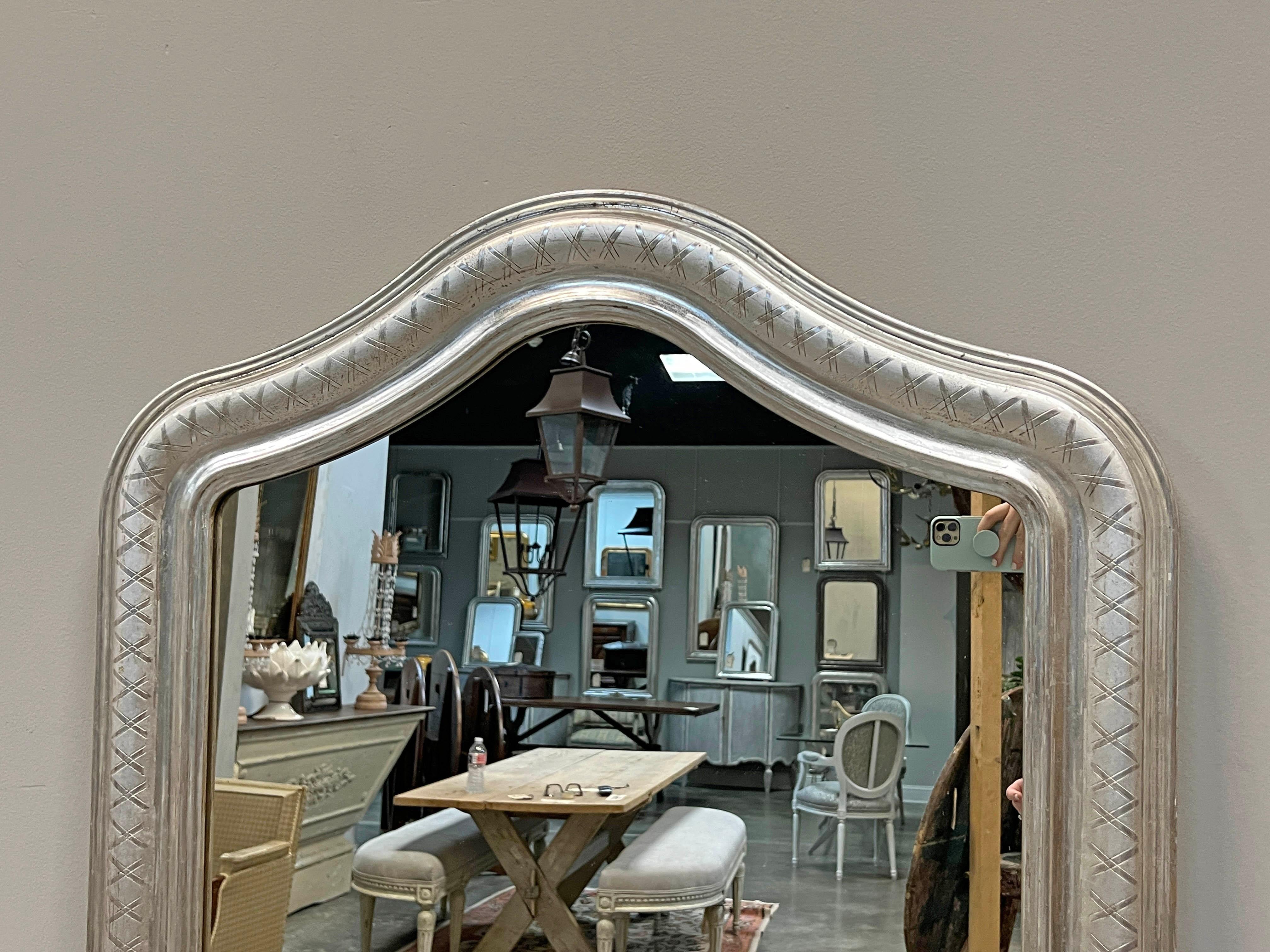 Français Miroir français de style Louis Philippe en argent doré en vente