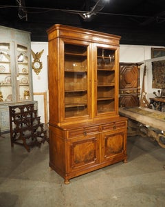 Bibliothèque de style Louis-Philippe en noyer, vers les années 1900