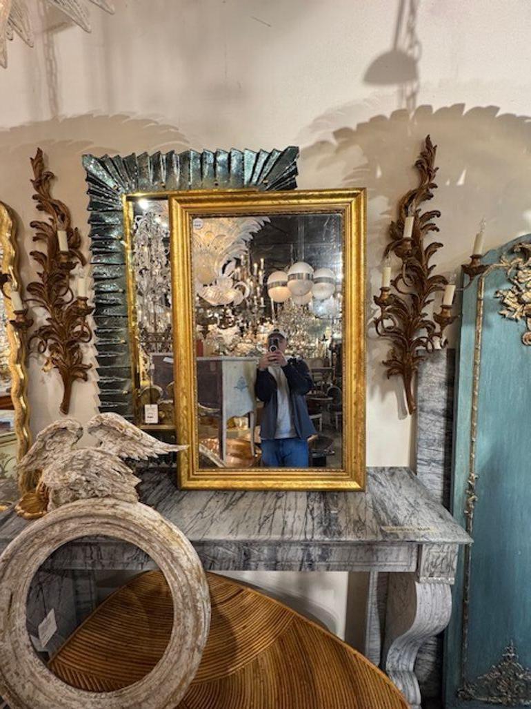 Miroir de transition en bois doré Louis Philippe du 19ème siècle. Circa 1880. Parfait pour les designs transitionnels d'aujourd'hui ! 28w x 43h