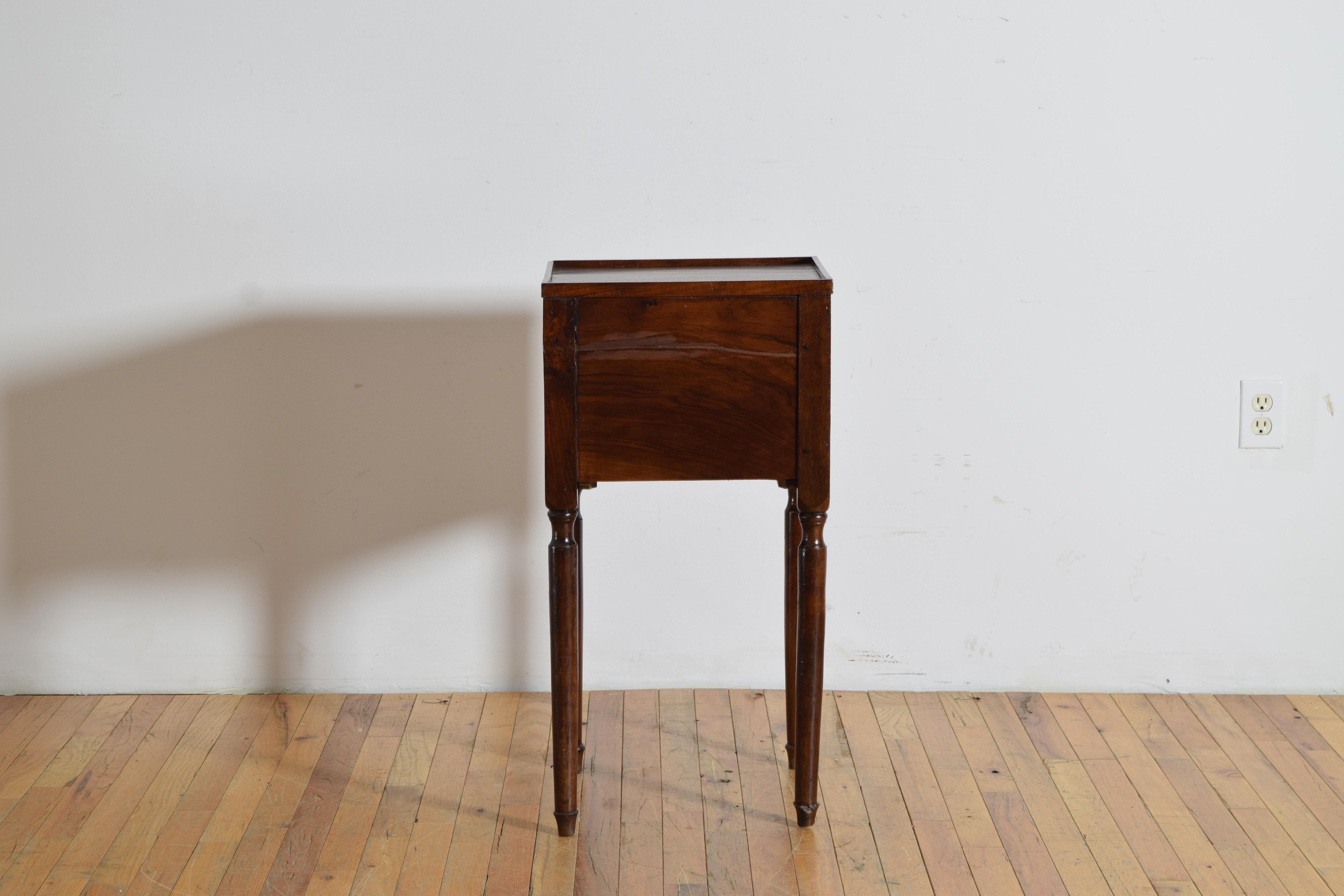 Francese Comodino in noce Louis Philippe a 1 porta e 1 cassetto, 1835 ca. in vendita