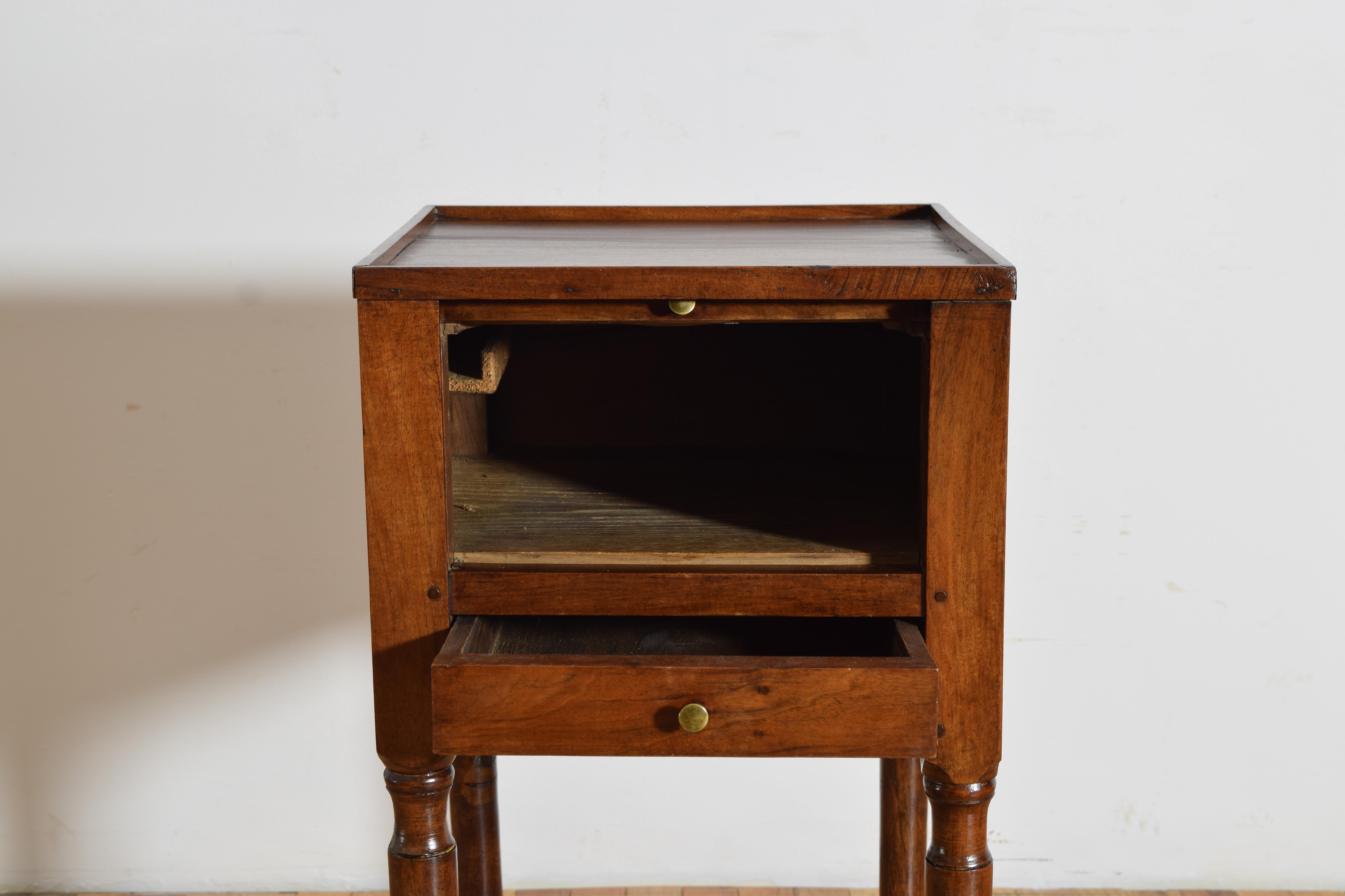 Metà XIX secolo Comodino in noce Louis Philippe a 1 porta e 1 cassetto, 1835 ca. in vendita