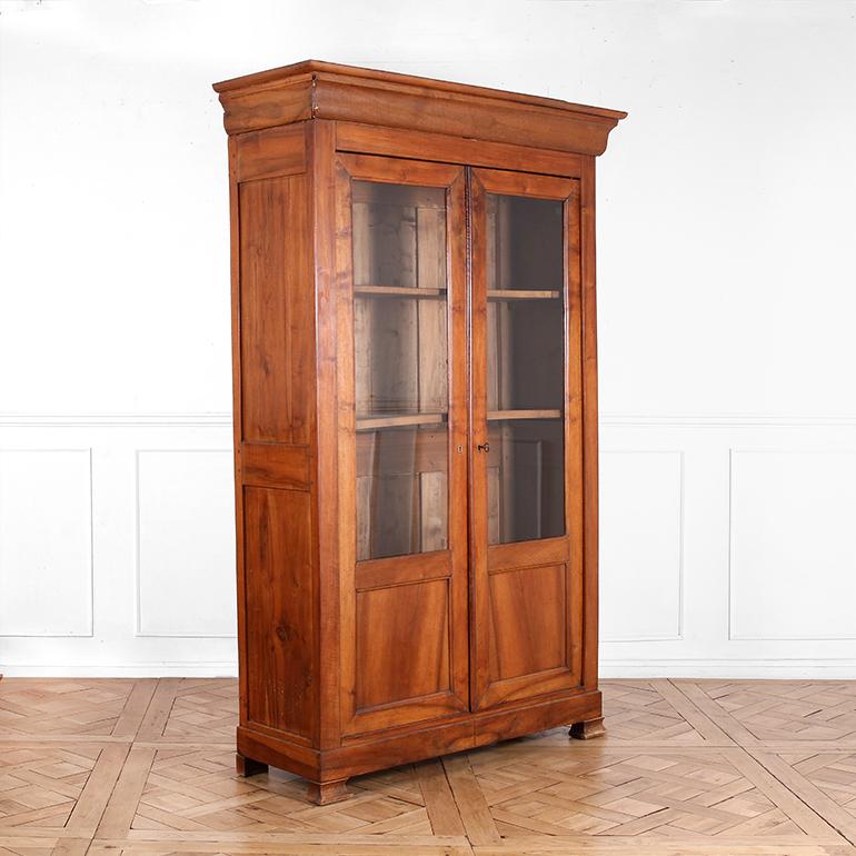 French Louis Philippe Walnut Bookcase with Glazed Doors In Good Condition In Vancouver, British Columbia