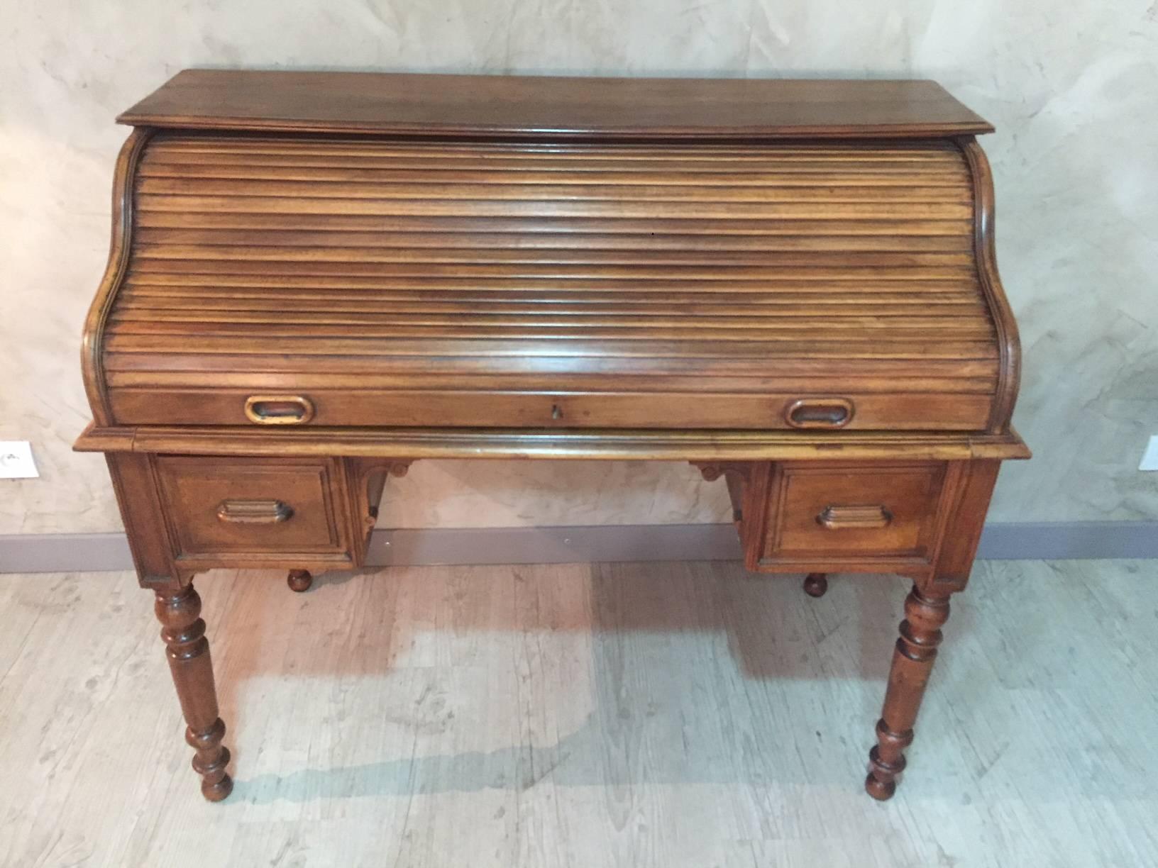 French Louis Philippe Walnut Cylinder Desk, 1850s In Good Condition In LEGNY, FR