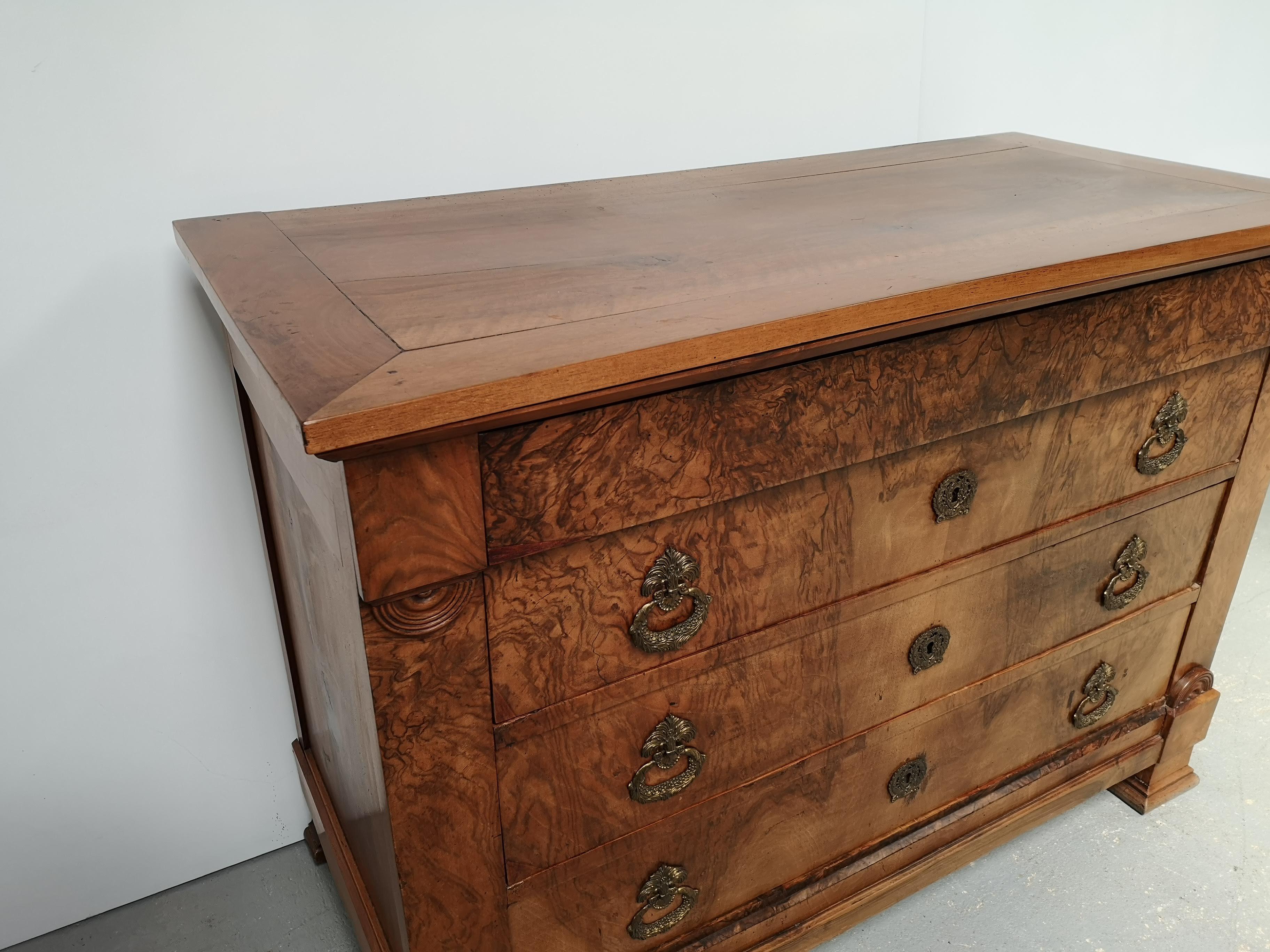 A walnut chest of drawers, circa 19th century.
The style is Louis Philippe Restoration and period.
The chest of drawers has a wooden top, brass handles with its entrances.
The handles in brass are fine curved.
The Four drawers including one in