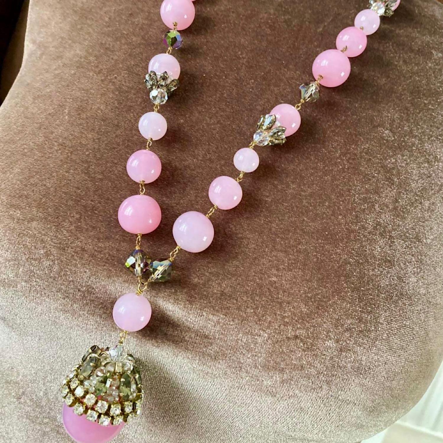 Il francese Louis Rousselet. Collana in vetro rosa Gripoix in vendita 1