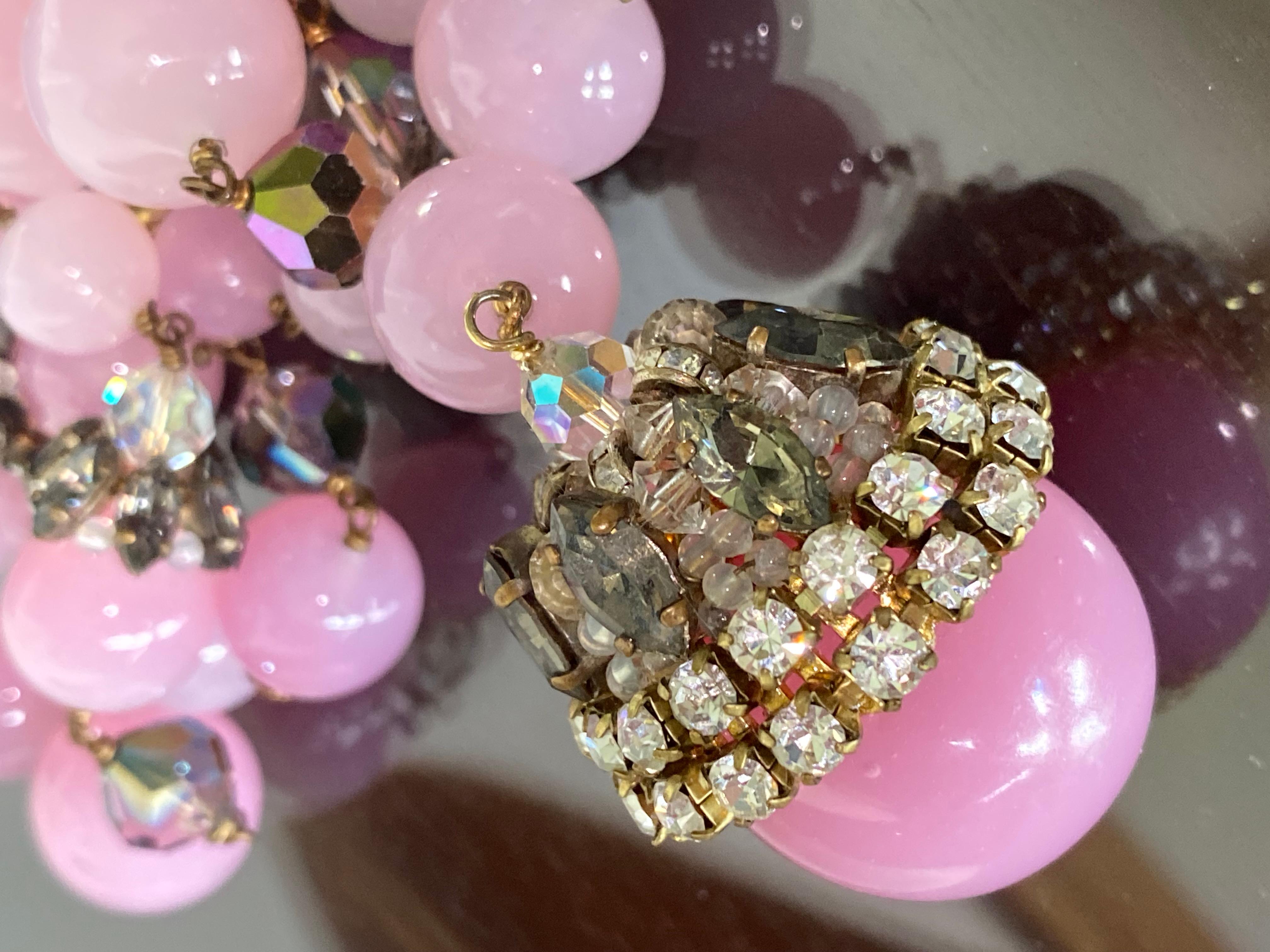 Il francese Louis Rousselet. Collana in vetro rosa Gripoix in vendita 8