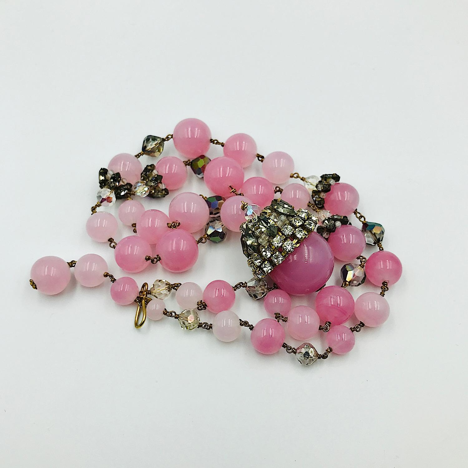 Si tratta di un'incantevole collana di perle Gripoix francese creata negli anni '60 dal designer francese Louis Rousselet. 

L'unica riga graduata  perline fatte a mano di  Il quarzo rosa in vetro è intervallato da una bella combinazione di perle
