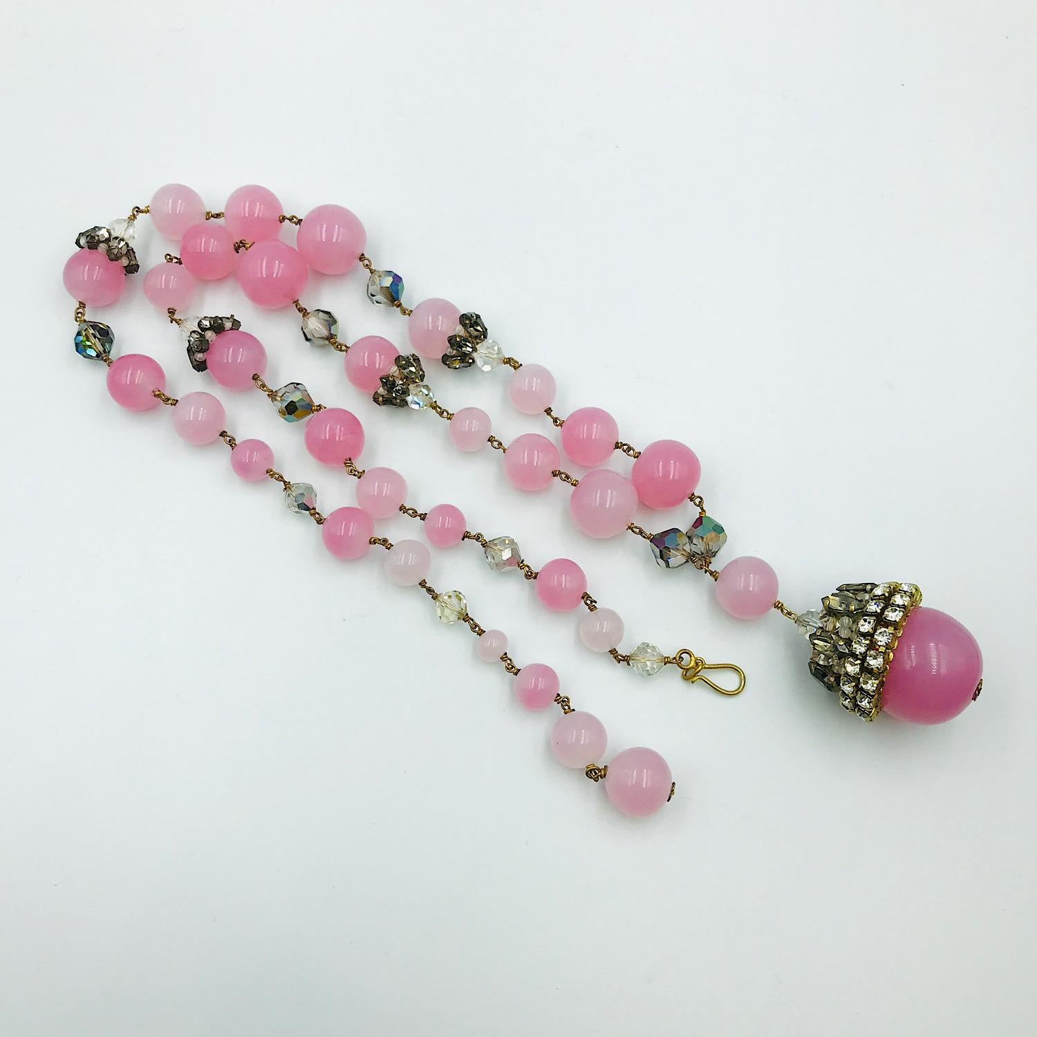 Il francese Louis Rousselet. Collana in vetro rosa Gripoix In condizioni buone in vendita a Warminster, GB