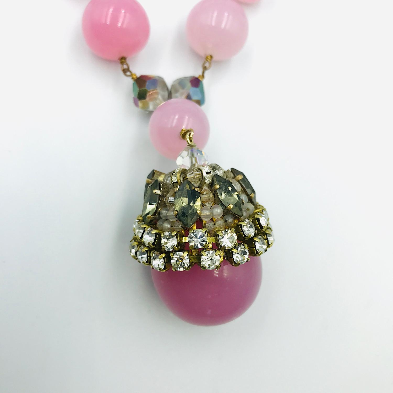 Il francese Louis Rousselet. Collana in vetro rosa Gripoix in vendita 2