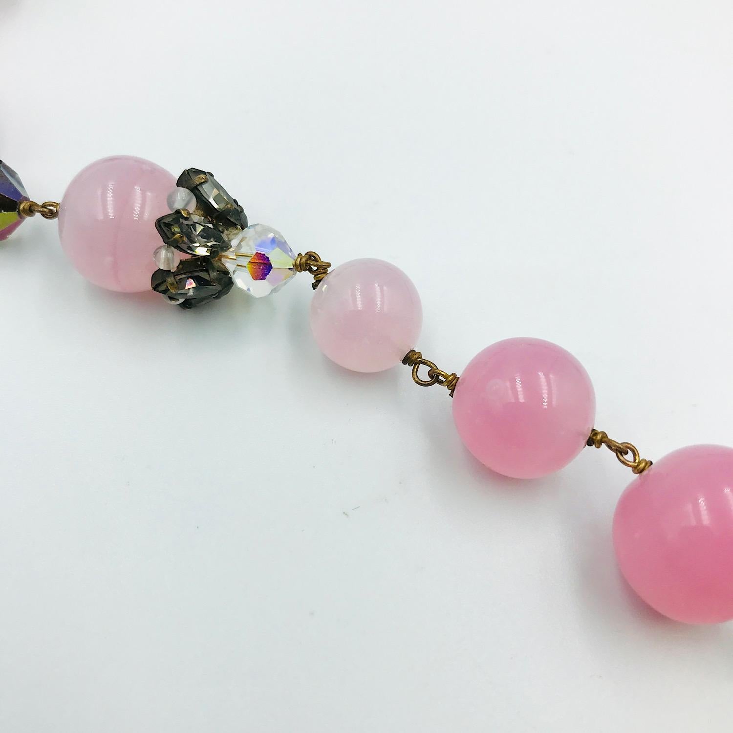 Il francese Louis Rousselet. Collana in vetro rosa Gripoix in vendita 3