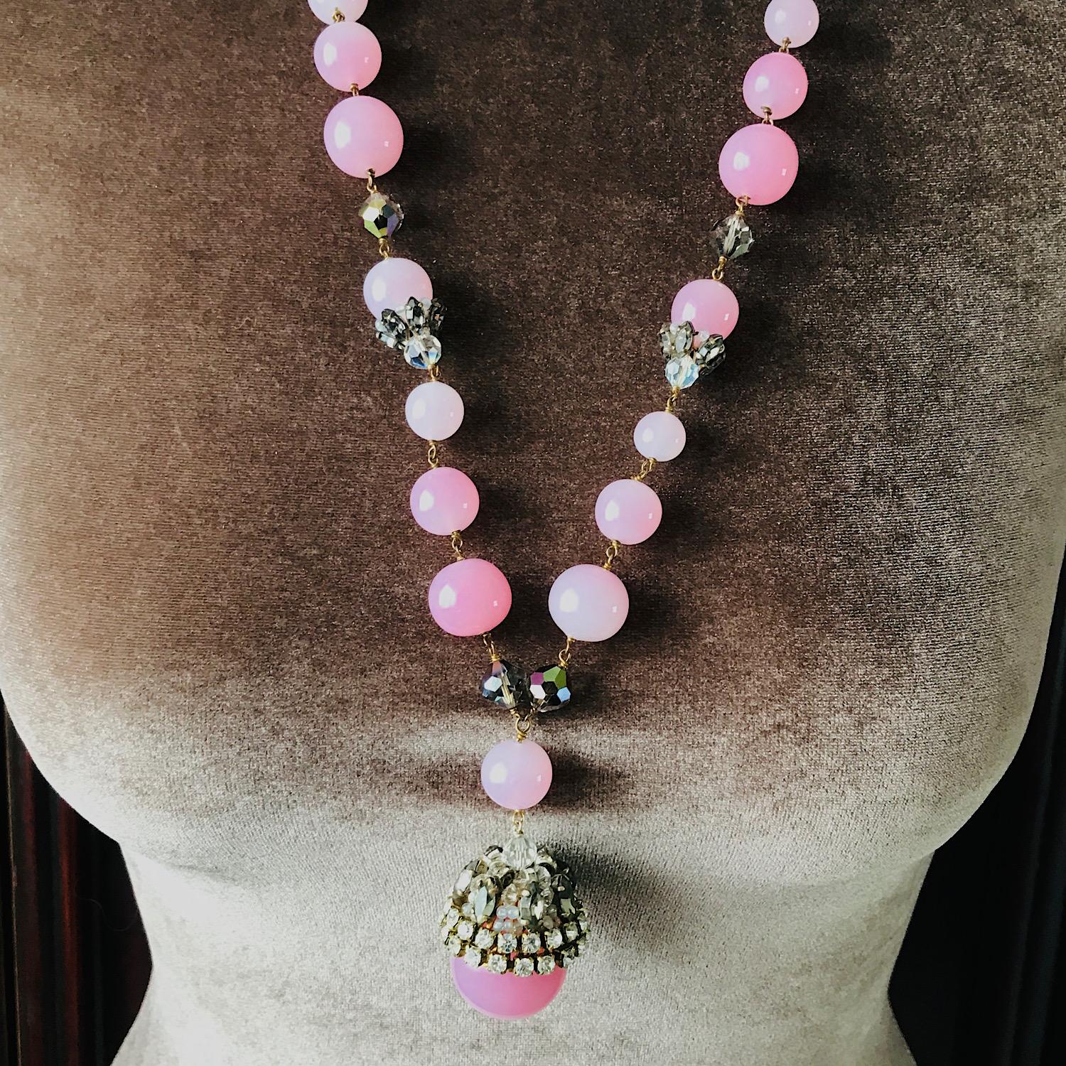 da uomo o donna Il francese Louis Rousselet. Collana in vetro rosa Gripoix in vendita