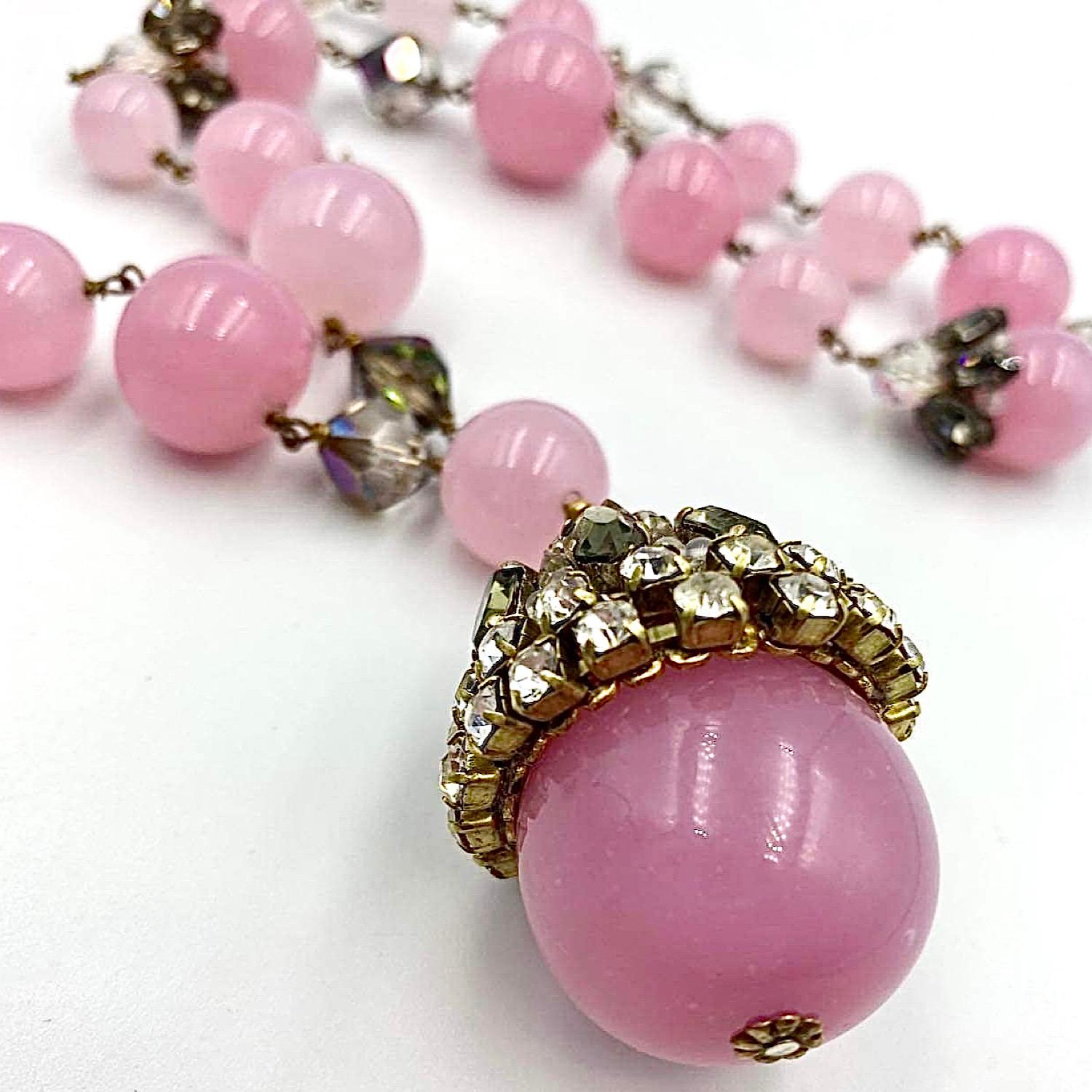 Il francese Louis Rousselet. Collana in vetro rosa Gripoix in vendita 4