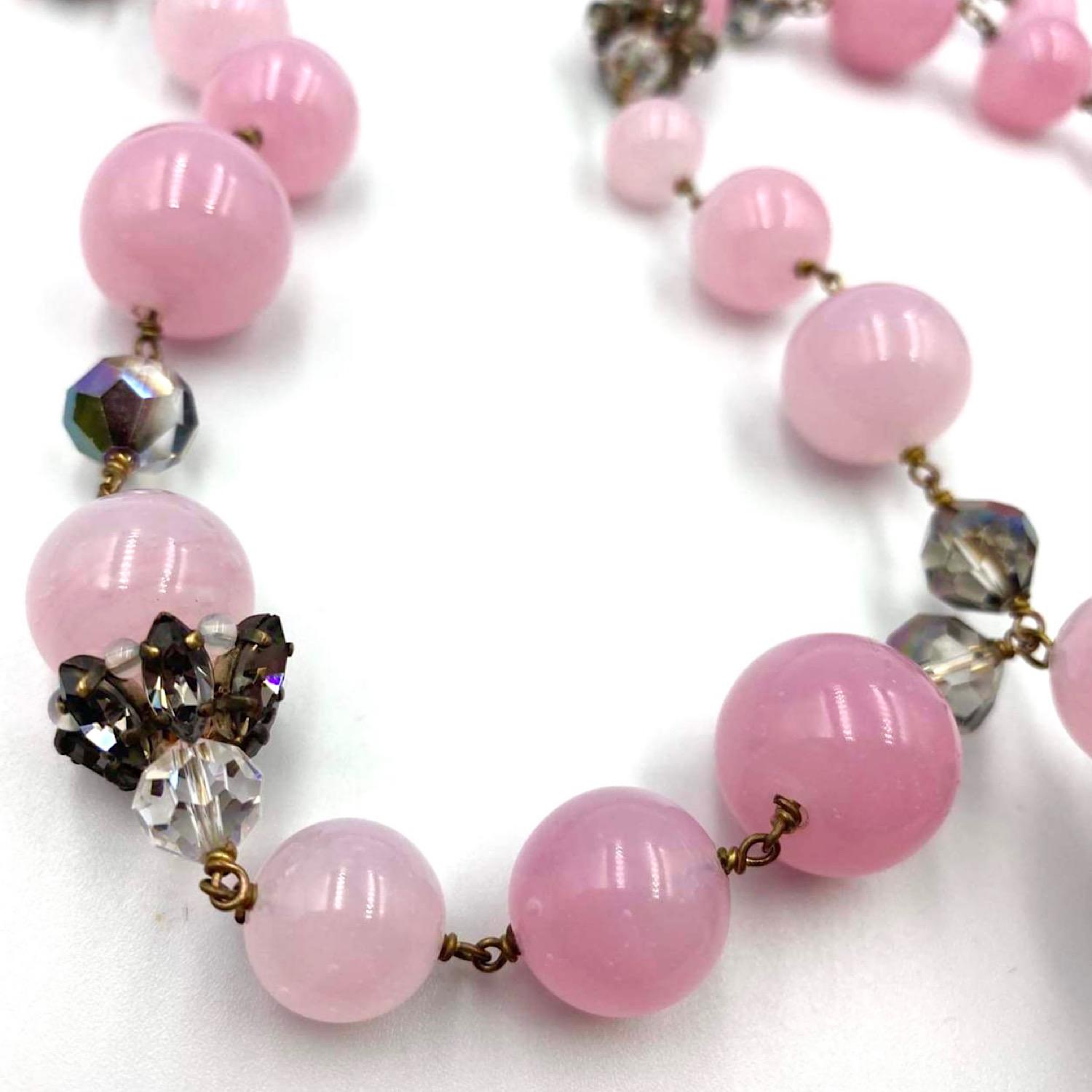 Il francese Louis Rousselet. Collana in vetro rosa Gripoix in vendita 5