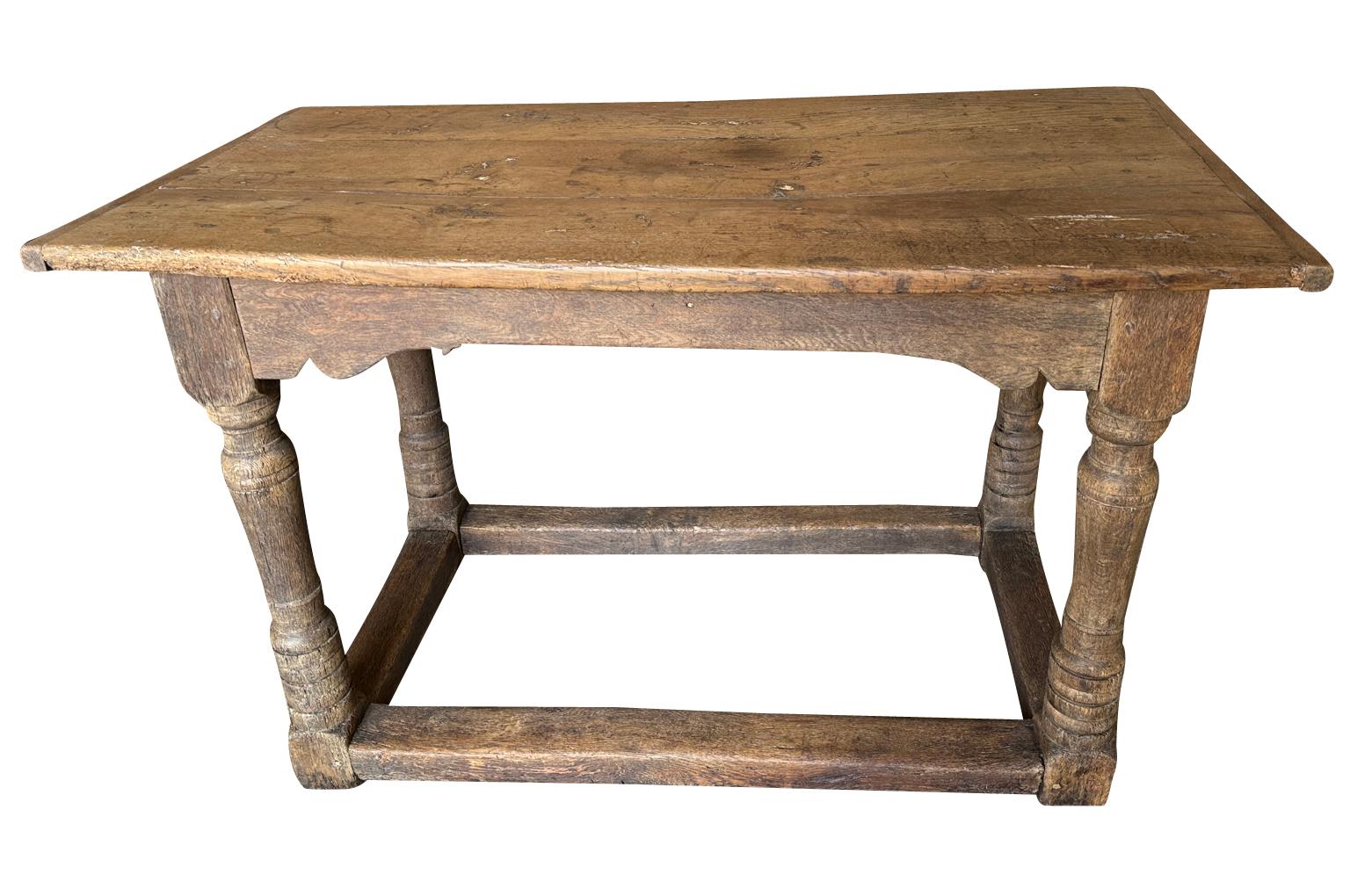 Un tavolo da fattoria Luigi XIII molto affascinante proveniente dal Sud della Francia.  Costruito in legno di quercia splendidamente patinato e con gambe ben tornite.