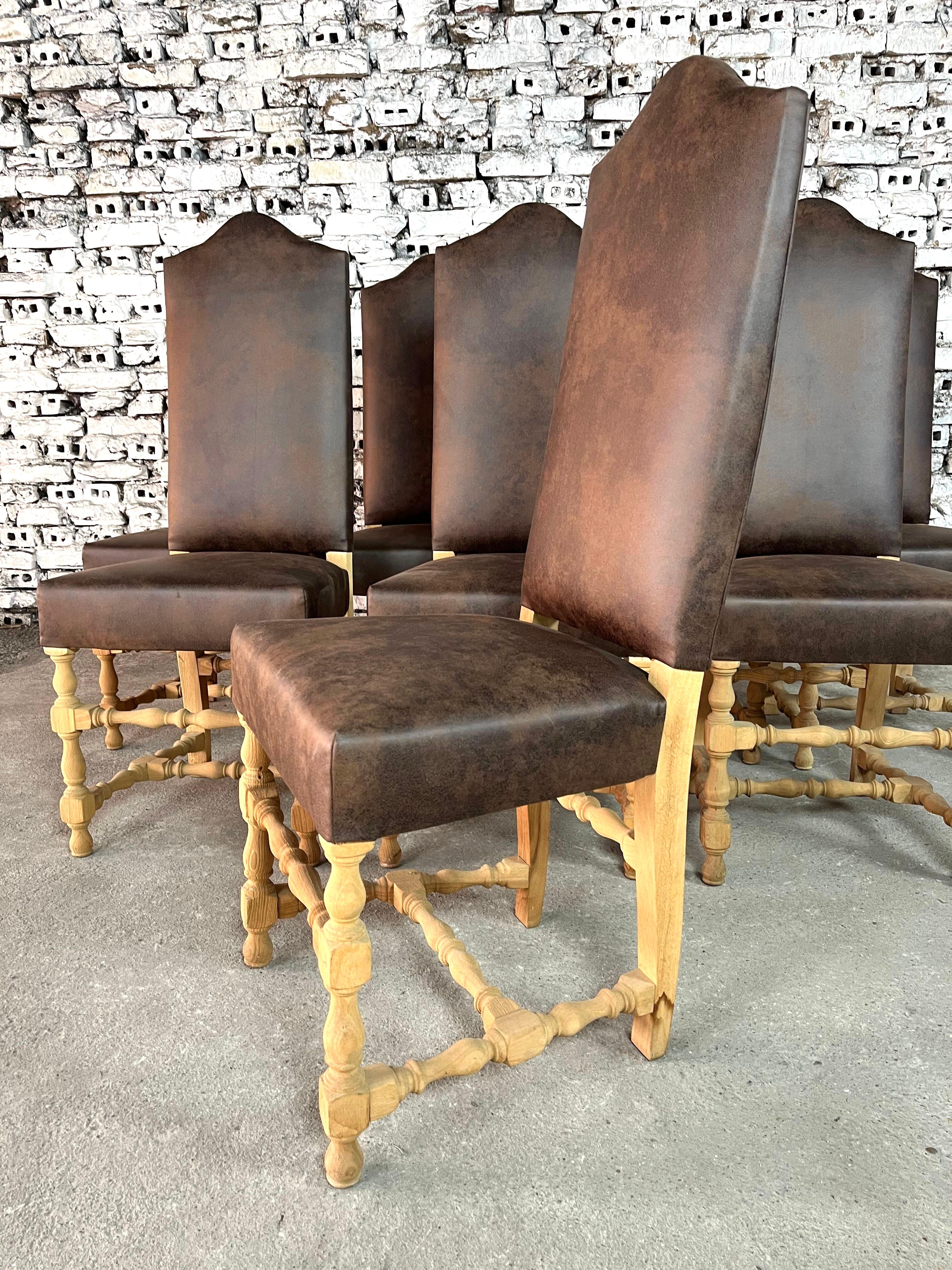 Französische Louis XIII-Esszimmerstühle mit hoher Rückenlehne - Satz von 8 im Zustand „Gut“ im Angebot in Bridgeport, CT
