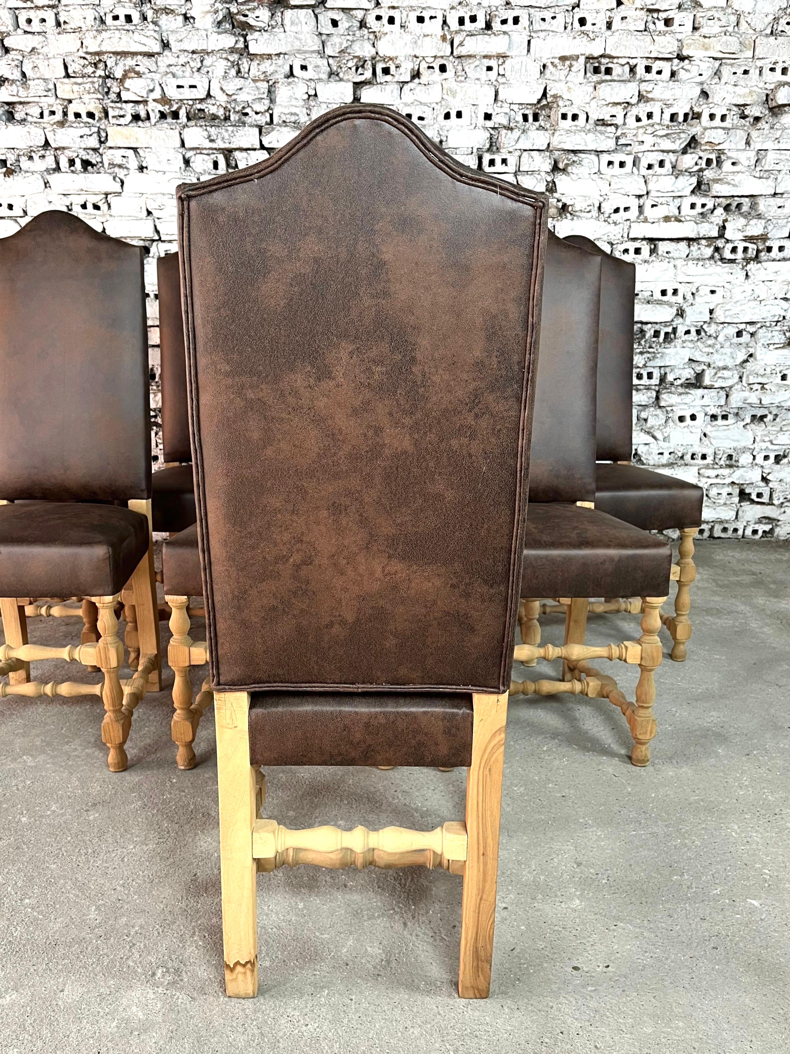 Französische Louis XIII-Esszimmerstühle mit hoher Rückenlehne - Satz von 8 (Kunstleder) im Angebot