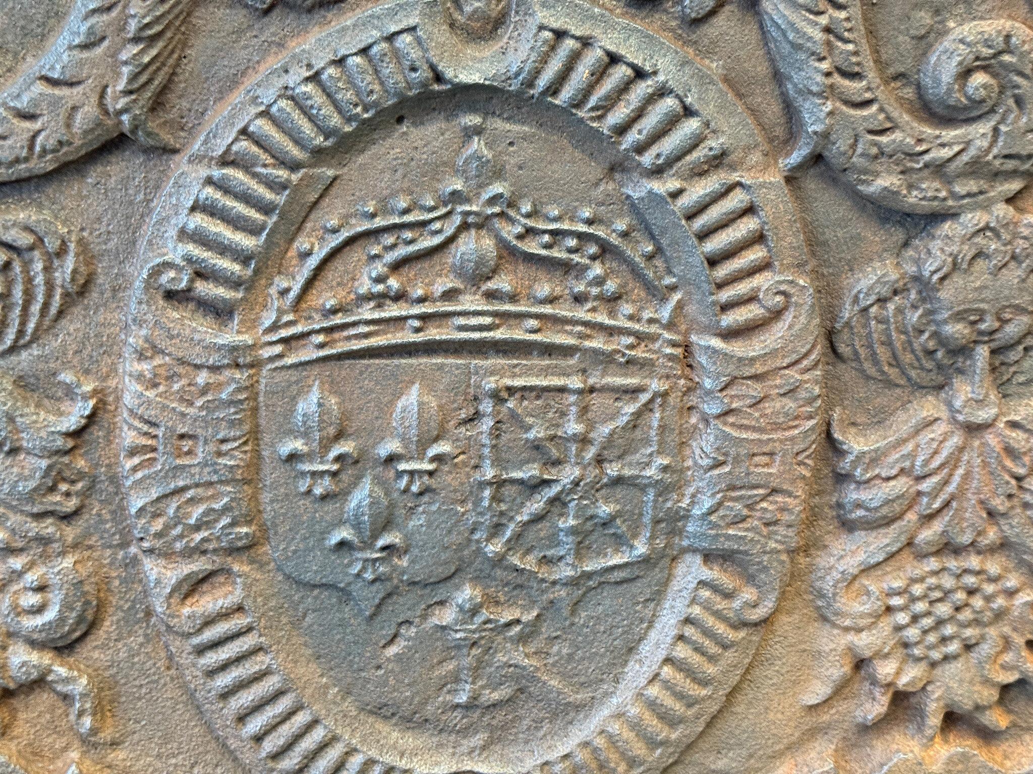 Parafuoco francese d'epoca Luigi XIII con stemmi di Francia e Navarra in vendita 3