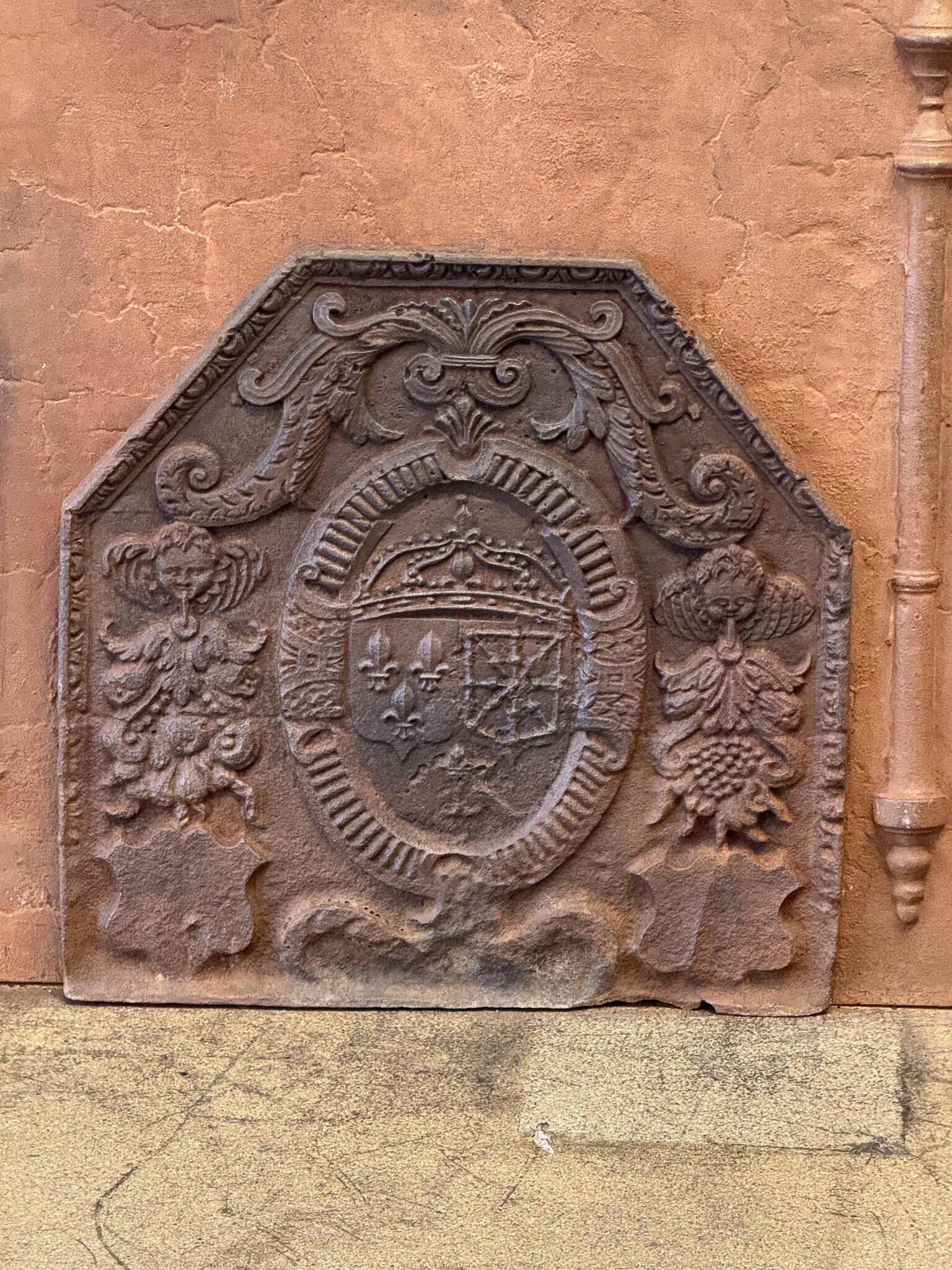 Calco Parafuoco francese d'epoca Luigi XIII con stemmi di Francia e Navarra in vendita
