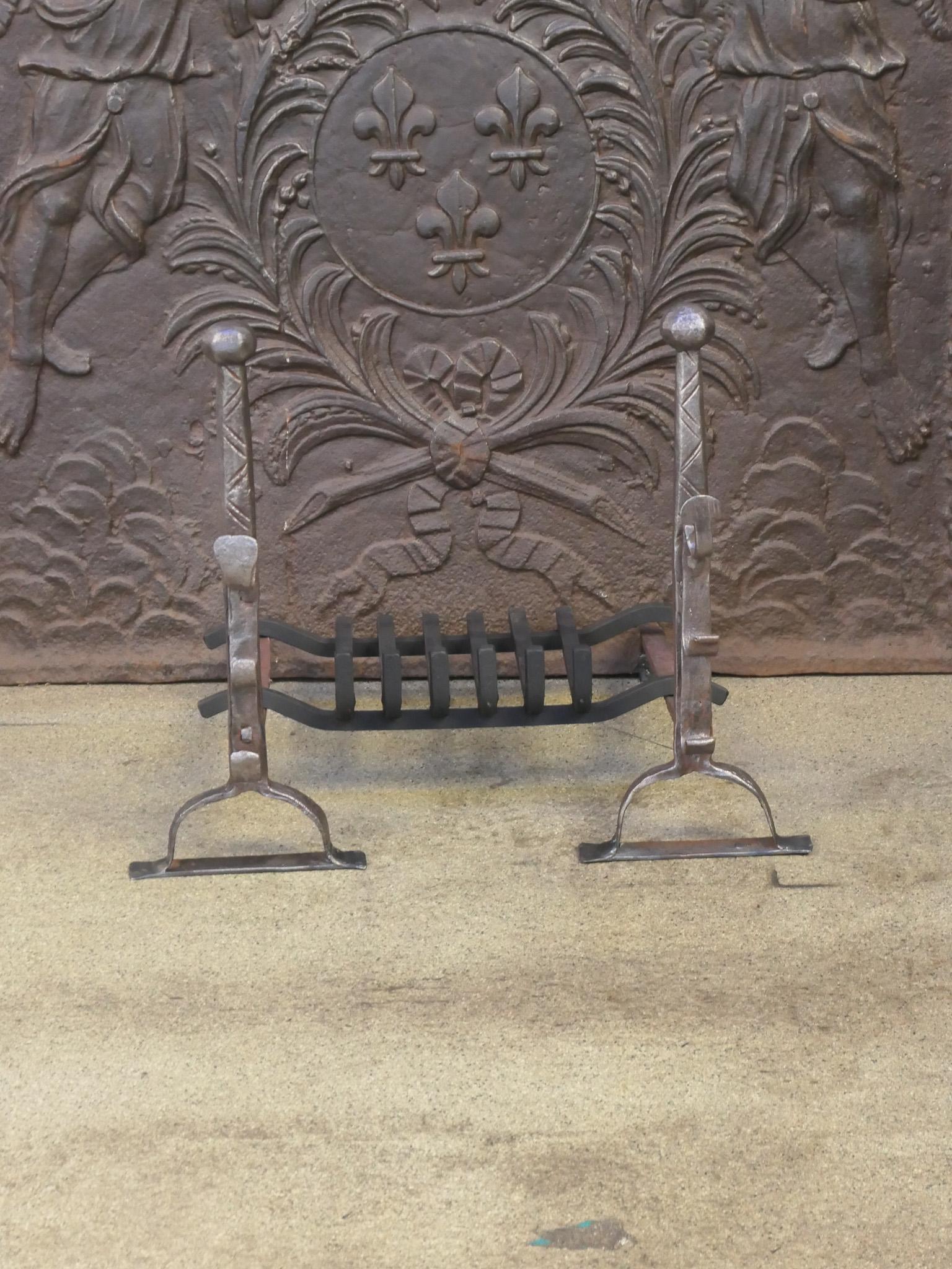 Französischer Kaminrost oder Kaminkorb aus der Louis XIII.-Periode, 17. Jahrhundert (Geschmiedet) im Angebot