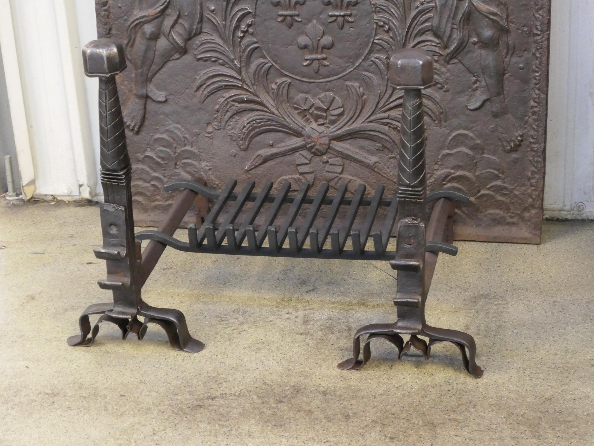 Französischer Kaminrost oder Kaminkorb aus der Louis XIII.-Periode, 17. Jahrhundert (Schmiedeeisen) im Angebot